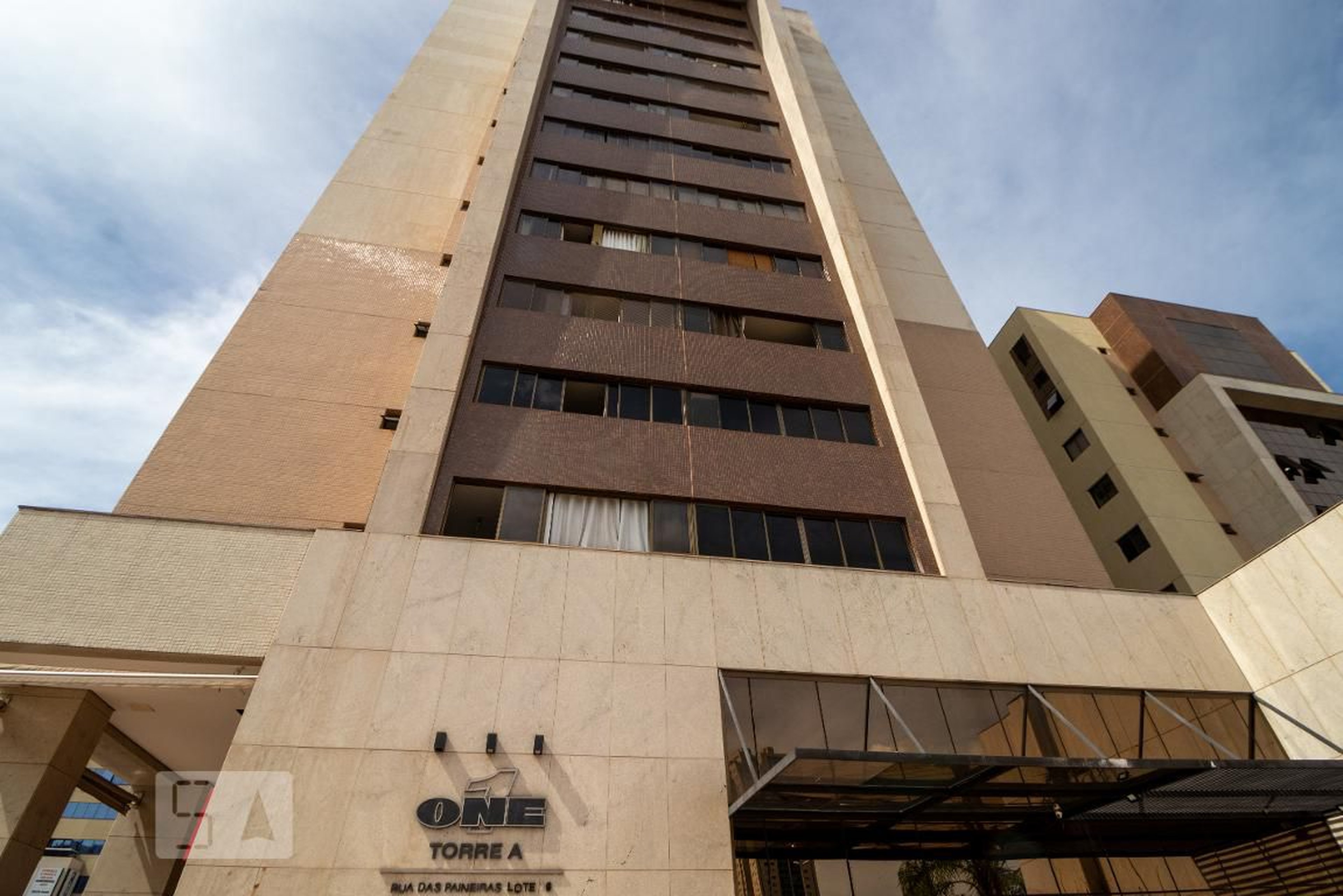 Fachada Condomínio em Rua das Paineiras, 100