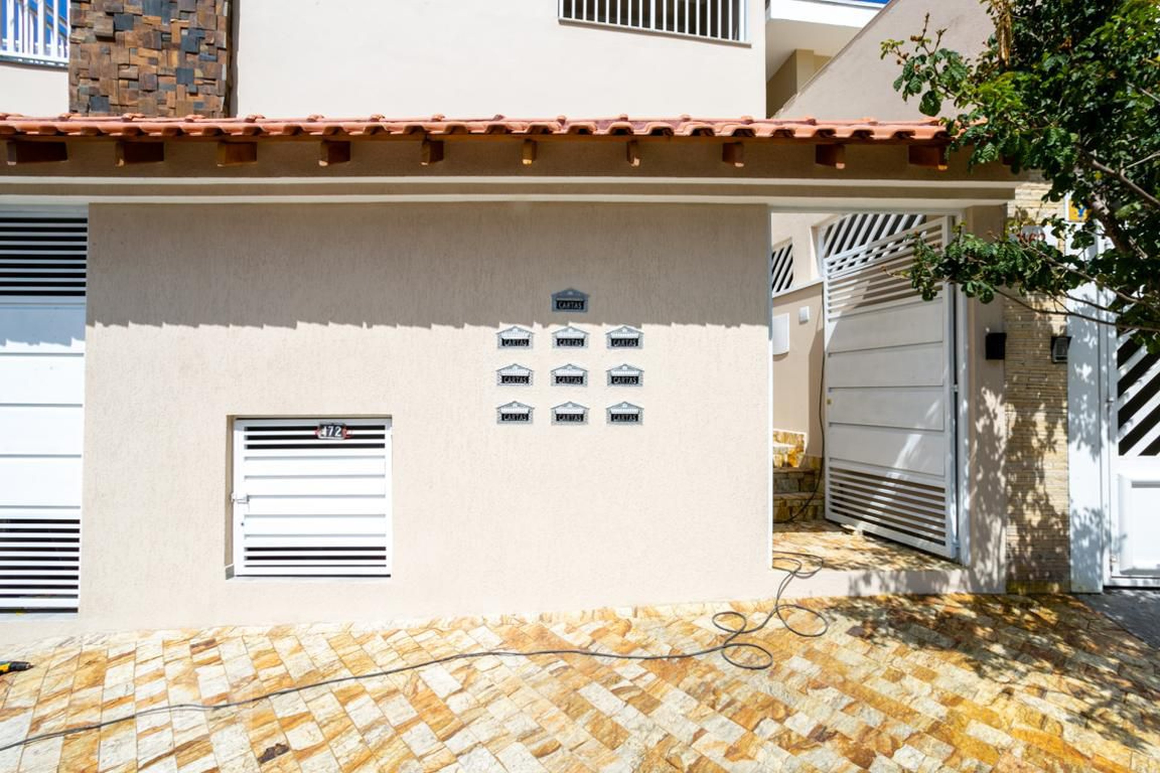 Fachada Condomínio em Rua Cândida Franco de Barros, 172