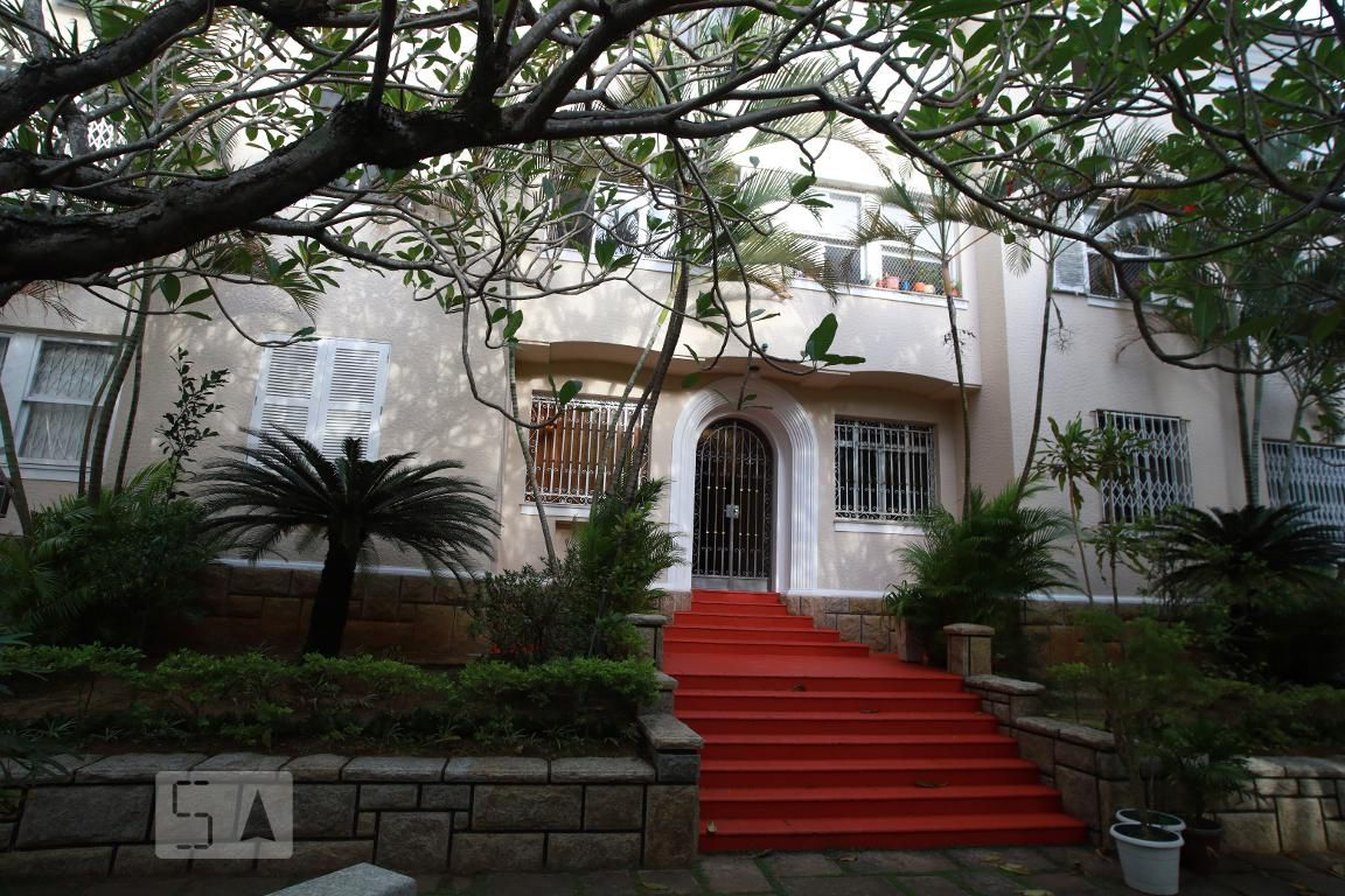 Fachada Condomínio em Rua Andrade Neves, 83