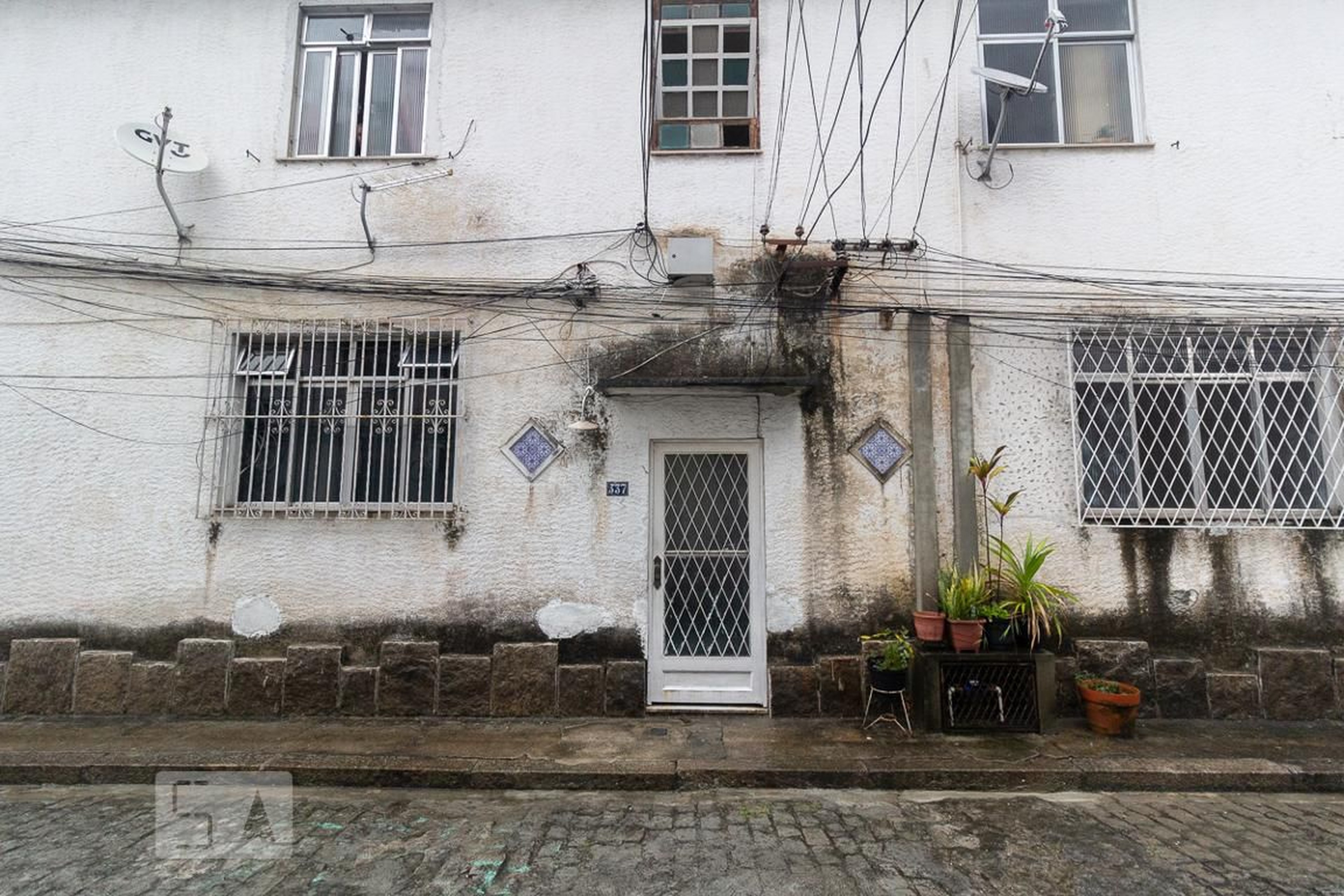 Fachada Condomínio em Rua Aristides Caire, 337