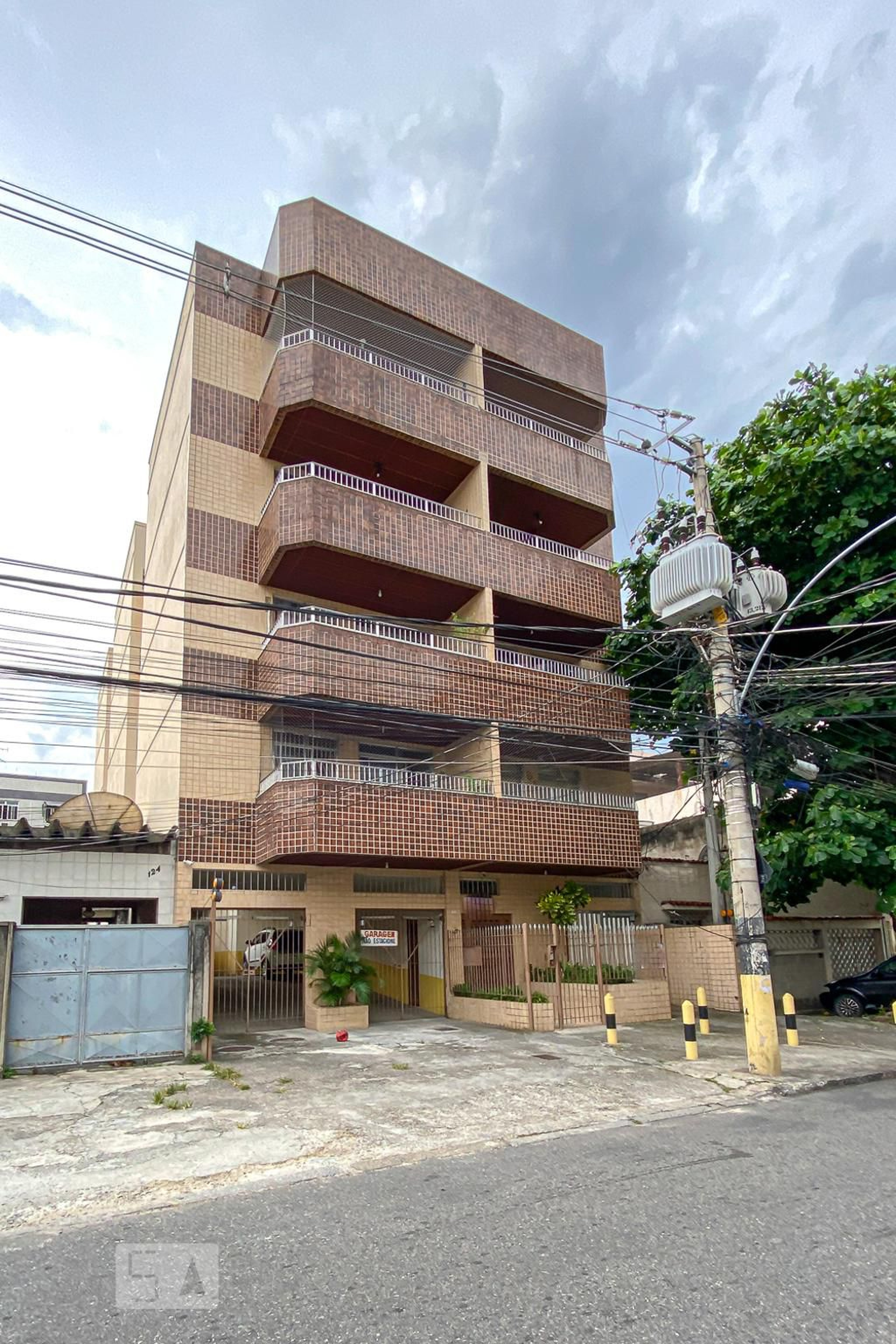 Fachada Condomínio em Rua Maria do Carmo, 120