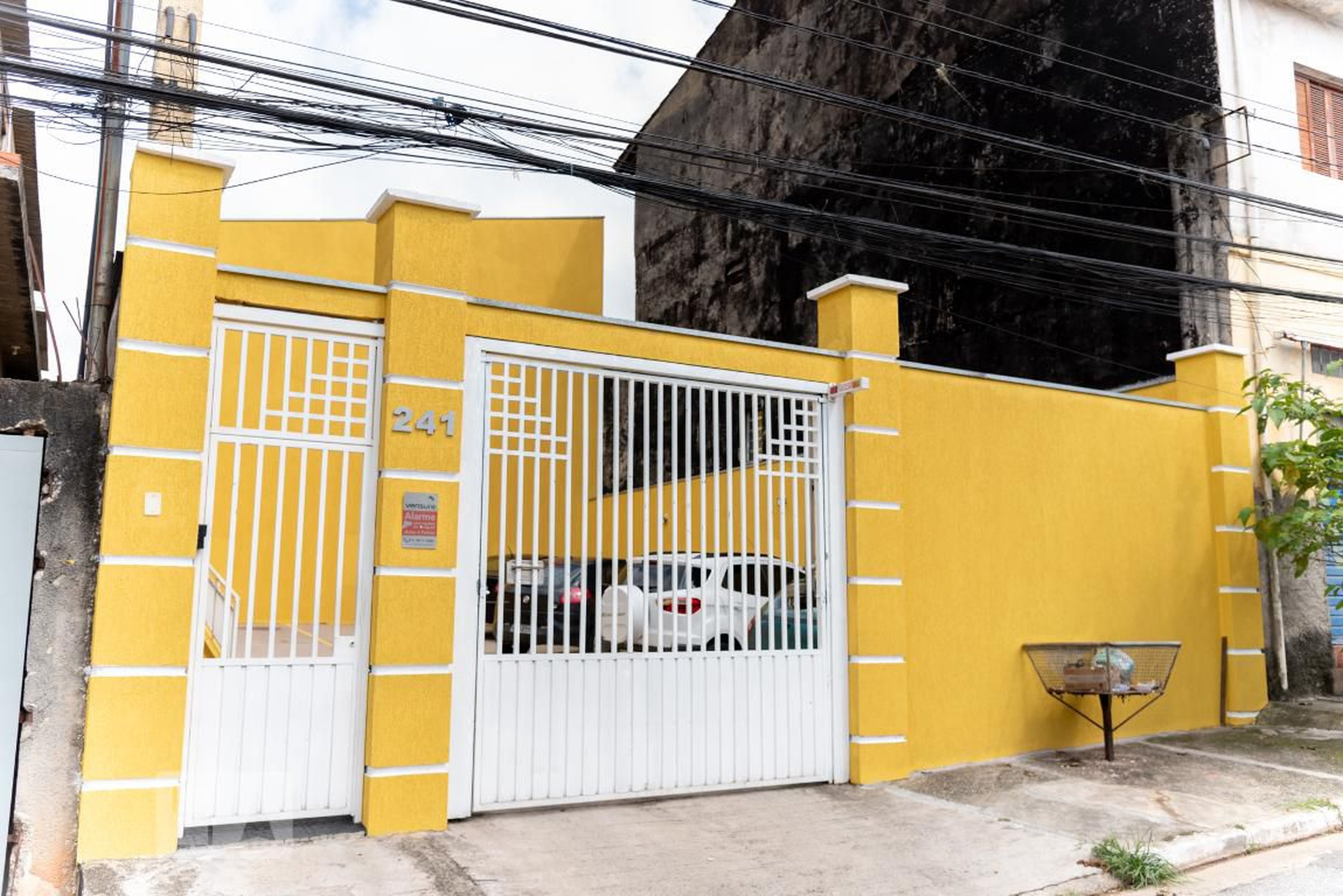 Fachada do Condomínio Condomínio em Rua Jiparaná, 241