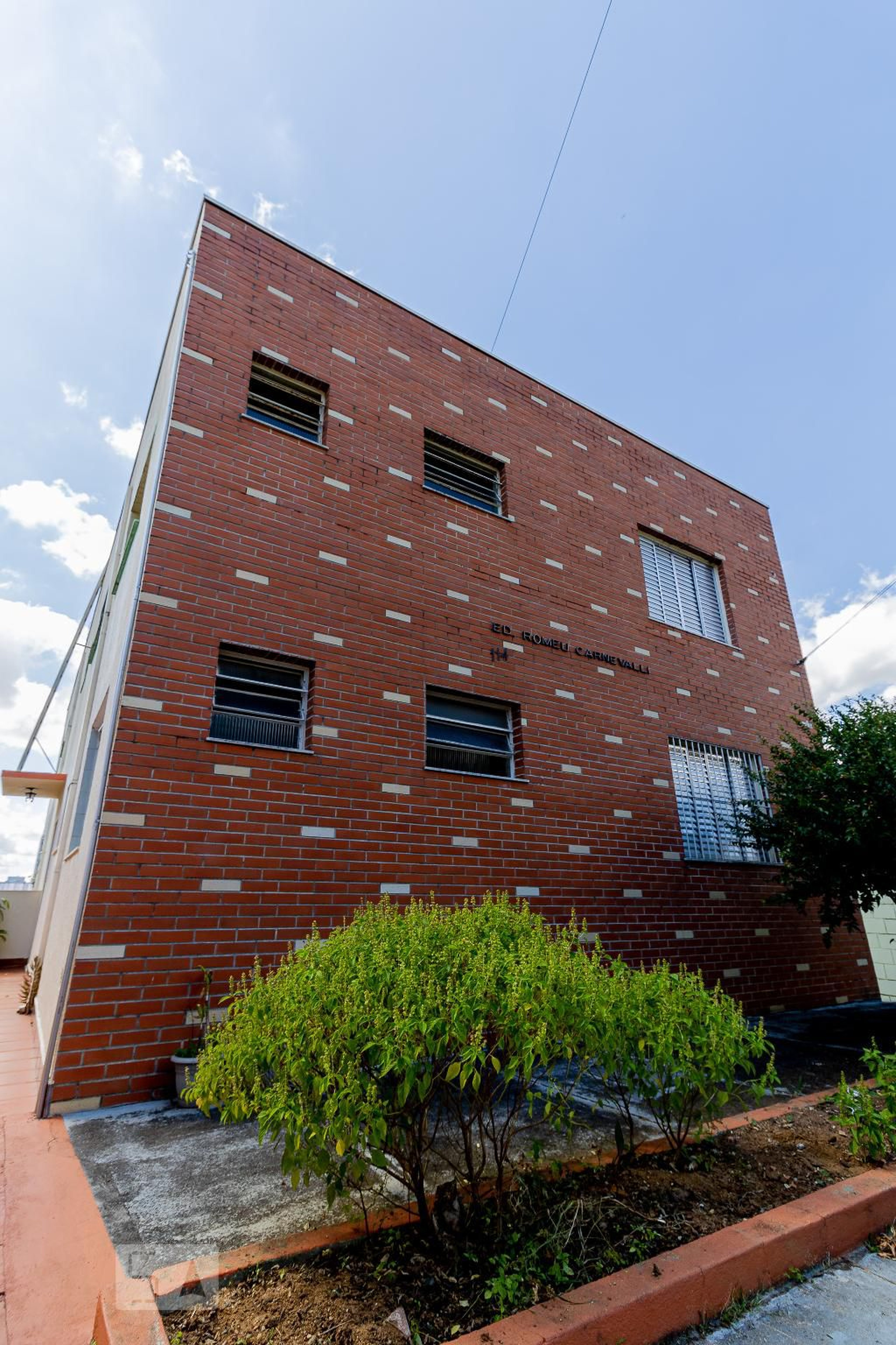 Fachada do Prédio Condomínio em Rua Benedito Ferreira Candelaria, 114