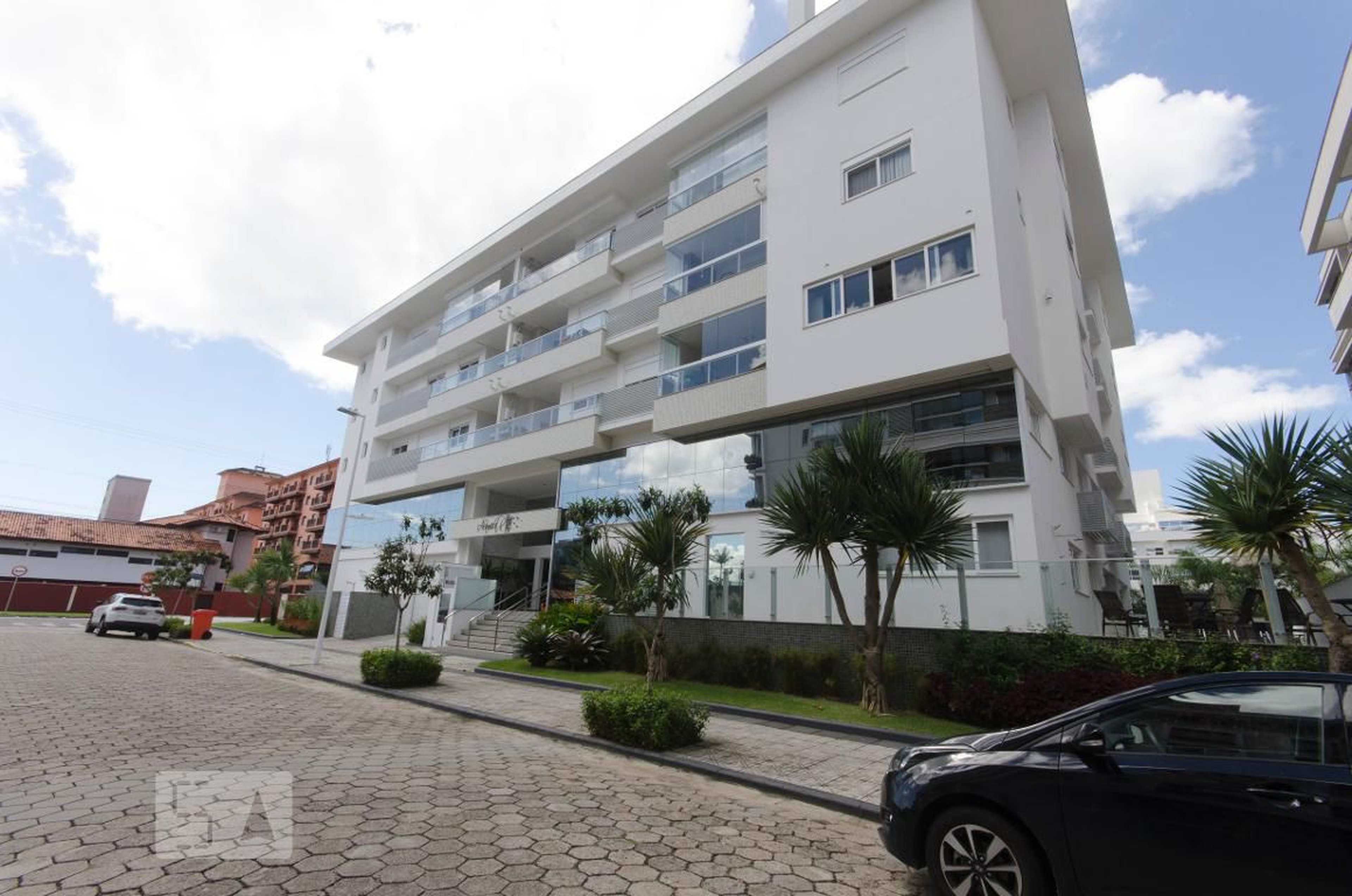 Fachada Condomínio em Rua dos Chernes, 45