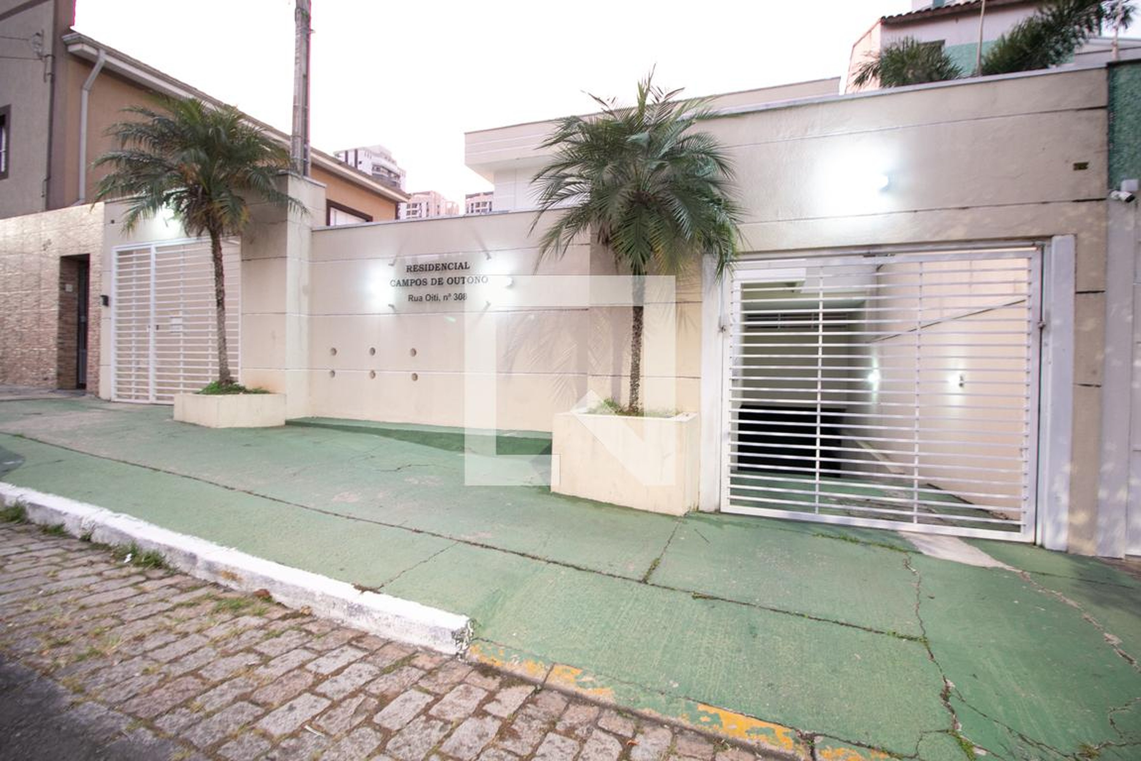 Fachada Condomínio em Rua Oiti, 308