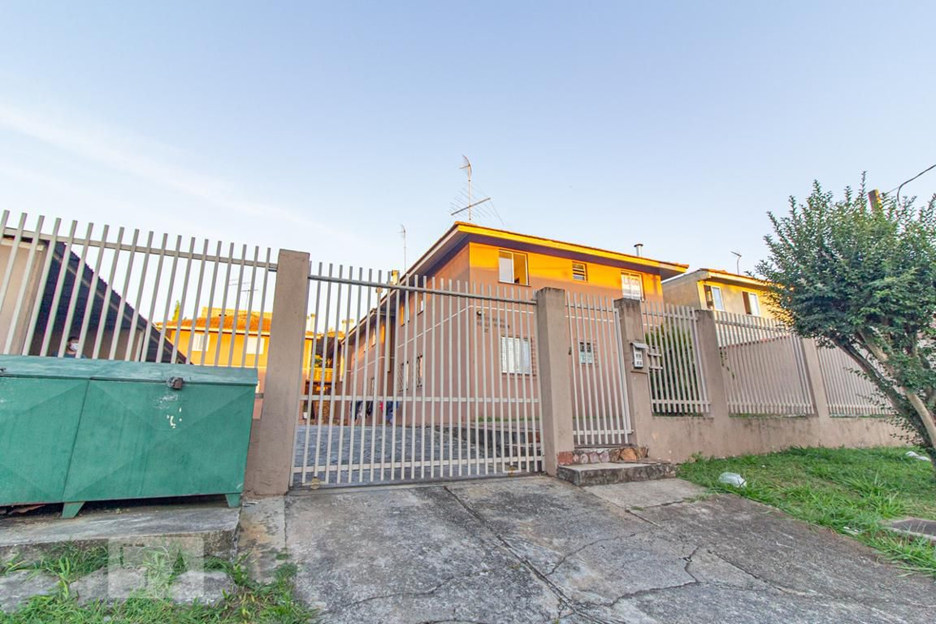 Fachada do Condomínio Condomínio em Estrada Velha do Barigui, 731