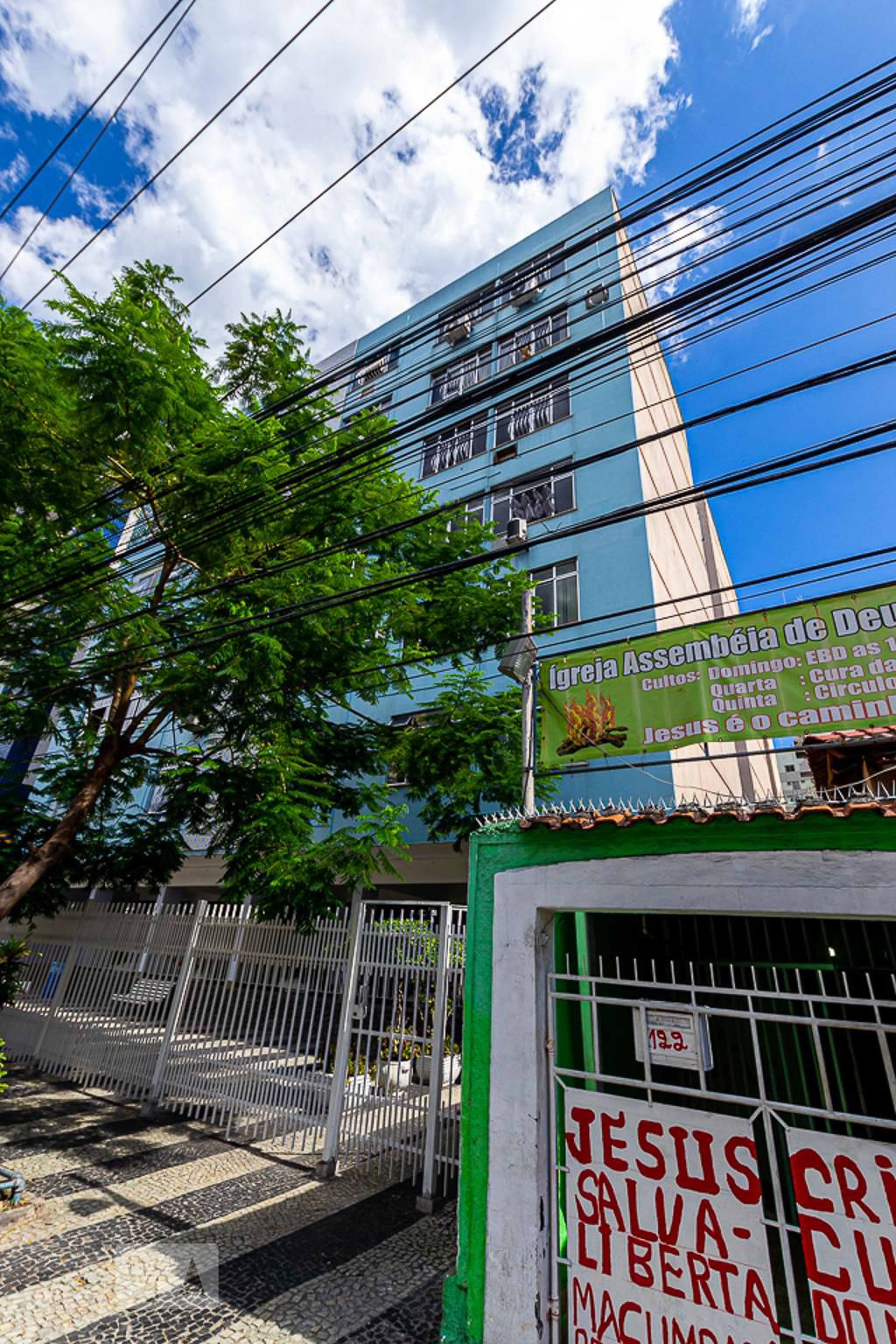 Fachada do Condomínio Edifício Silvia e Carolina