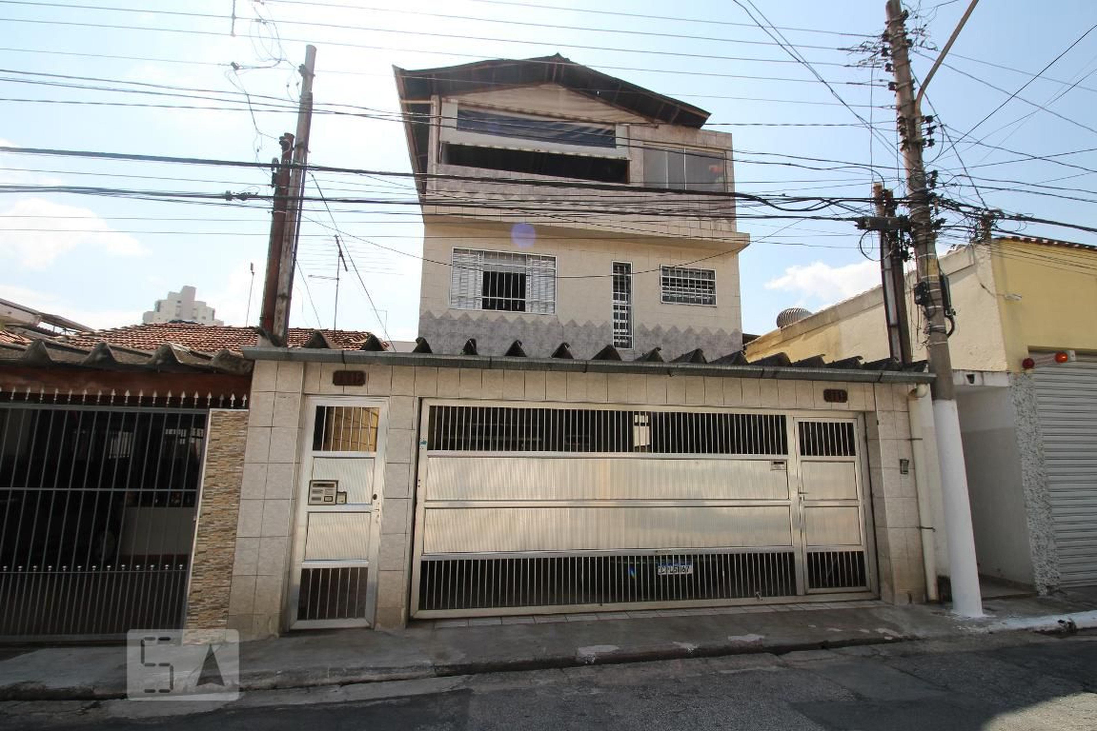 Fachada Condomínio em Rua Hortênsia, 181