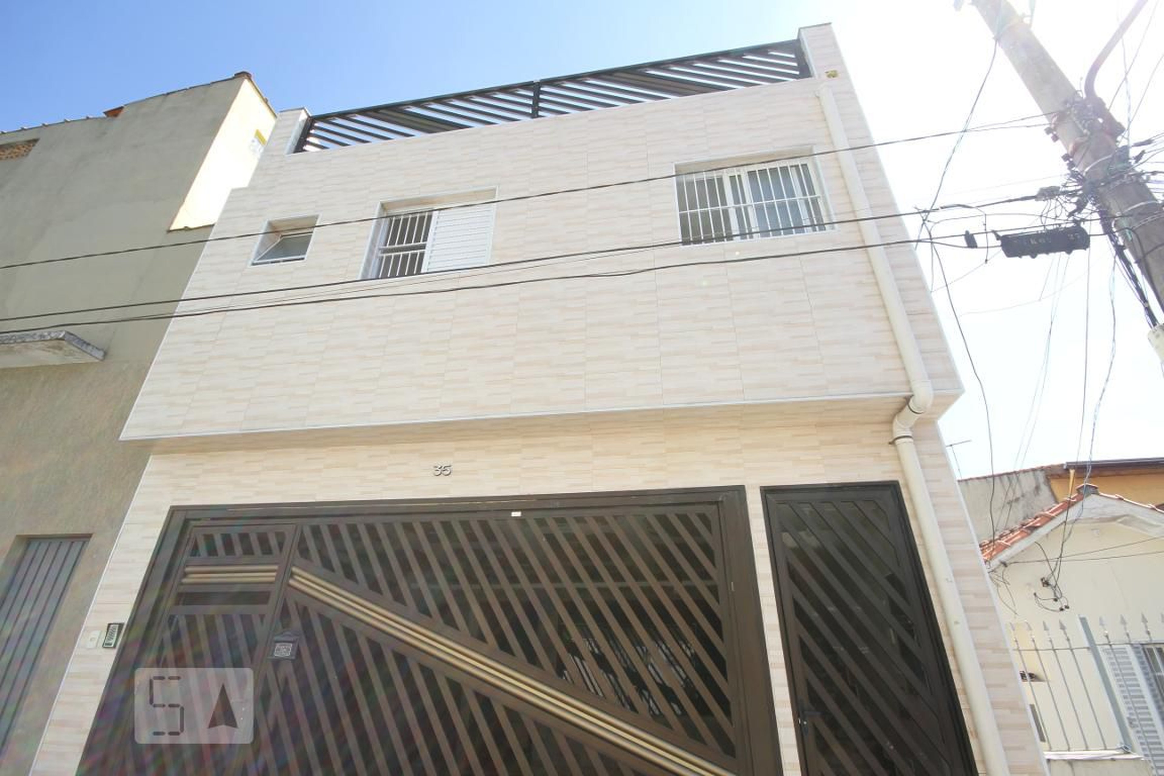 Fachada Condomínio em Rua das Pereiras, 35