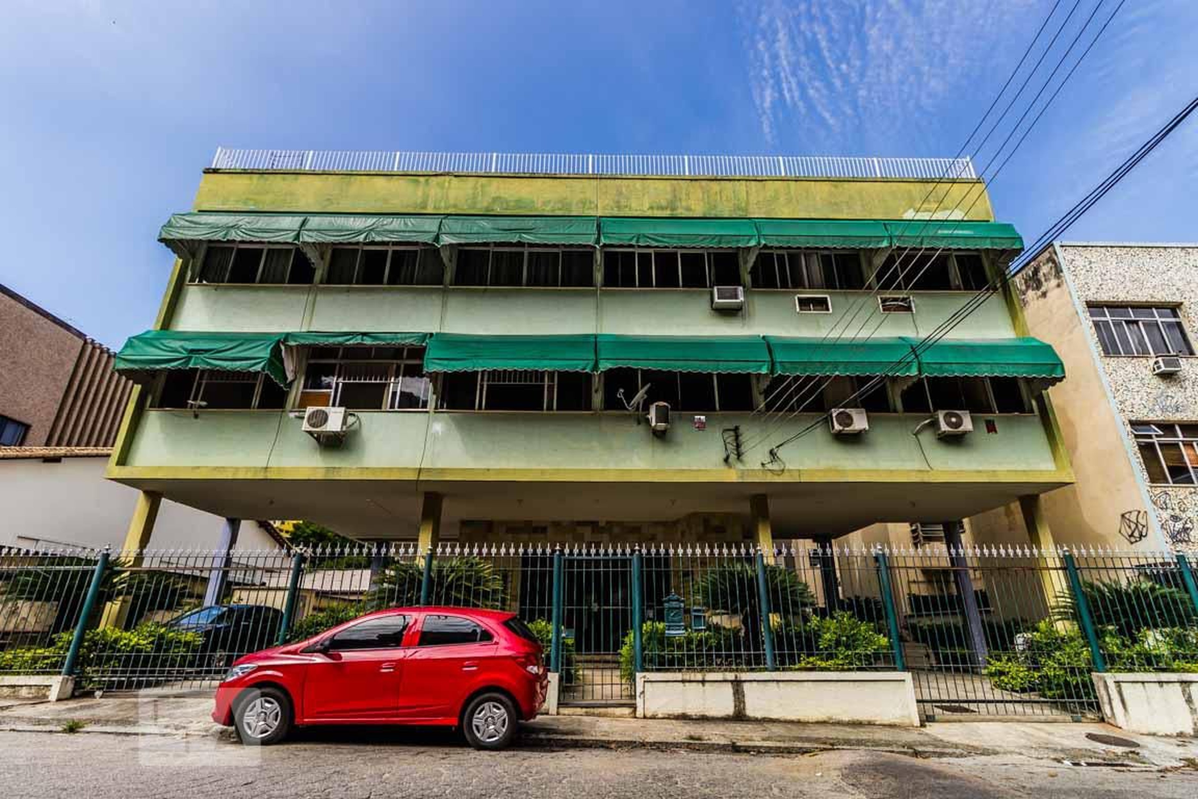 Fachada do Prédio Condomínio em Rua Henrique Lacombe, 228