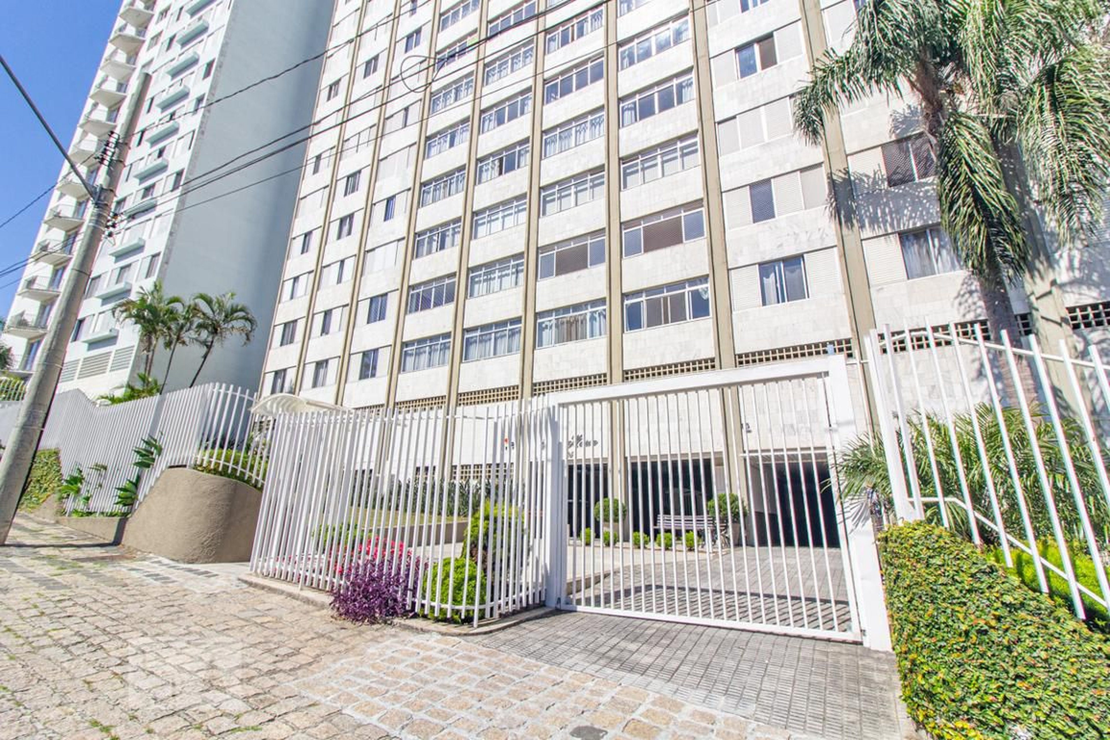 Fachada Condomínio em Avenida Visconde de Guarapuava, 1535