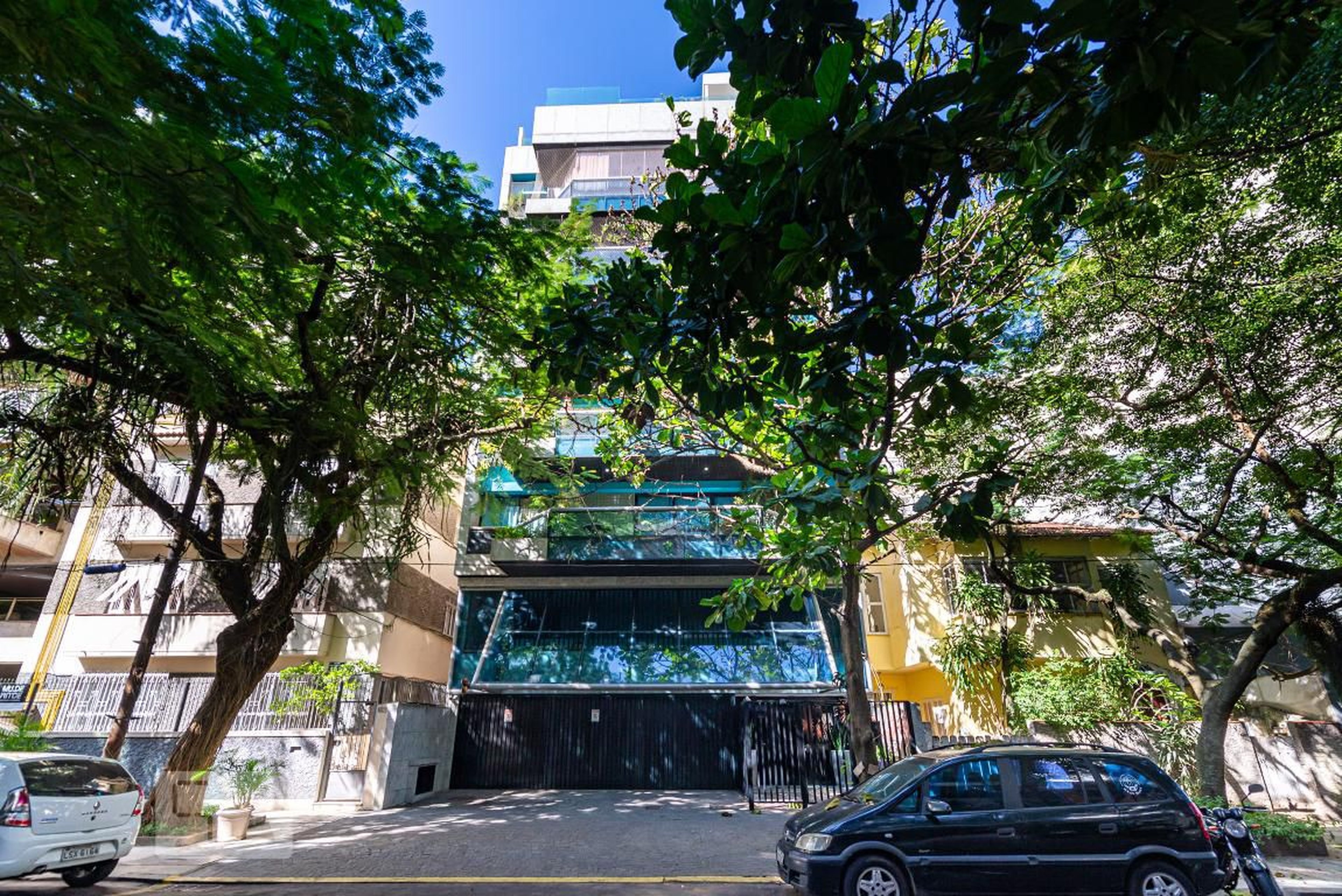 Fachada Condomínio em Rua Alberto de Campos, 169