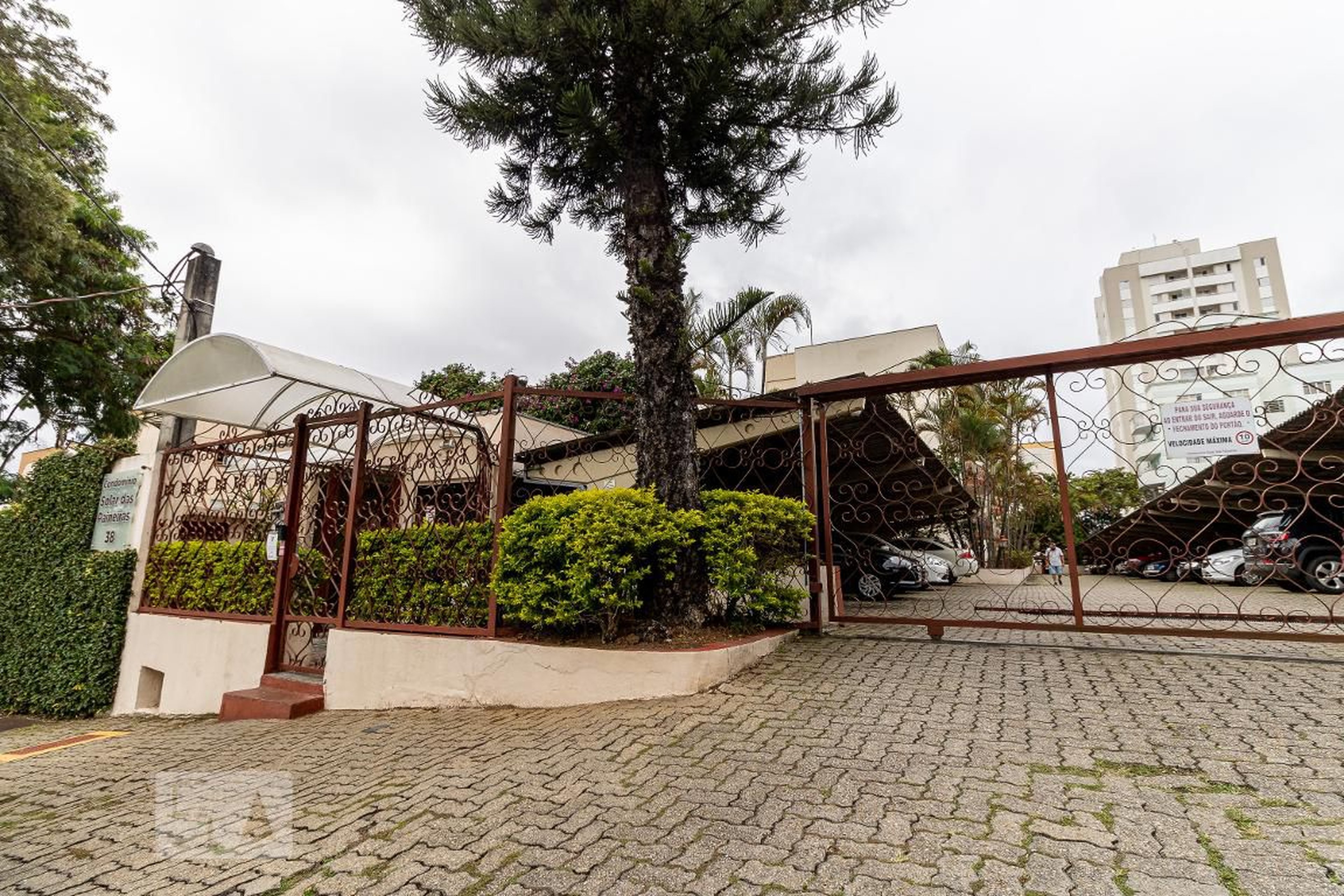 Fachada do Condomínio Condomínio Solar das Paineiras