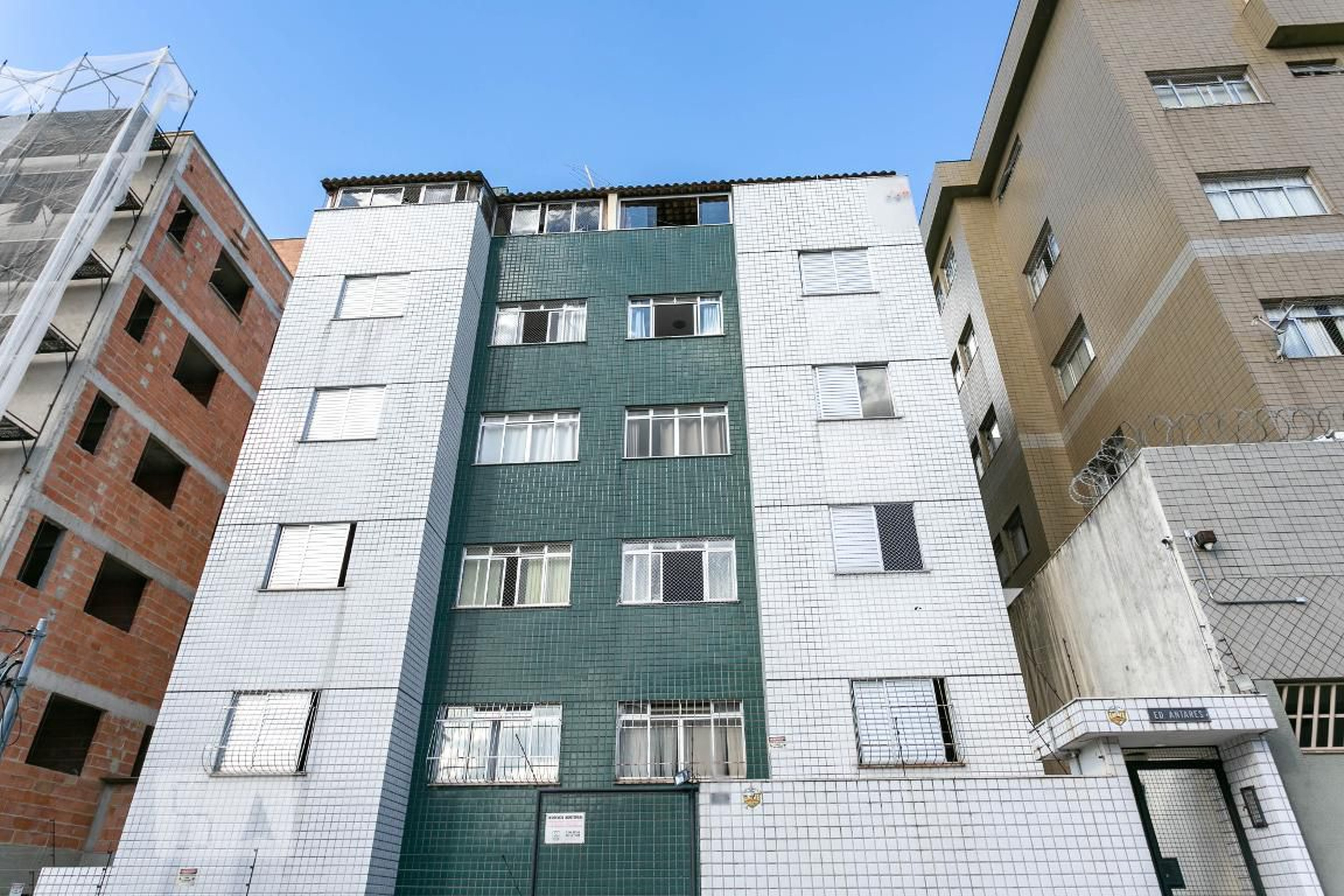 Fachada Condomínio em Rua Netuno, 74