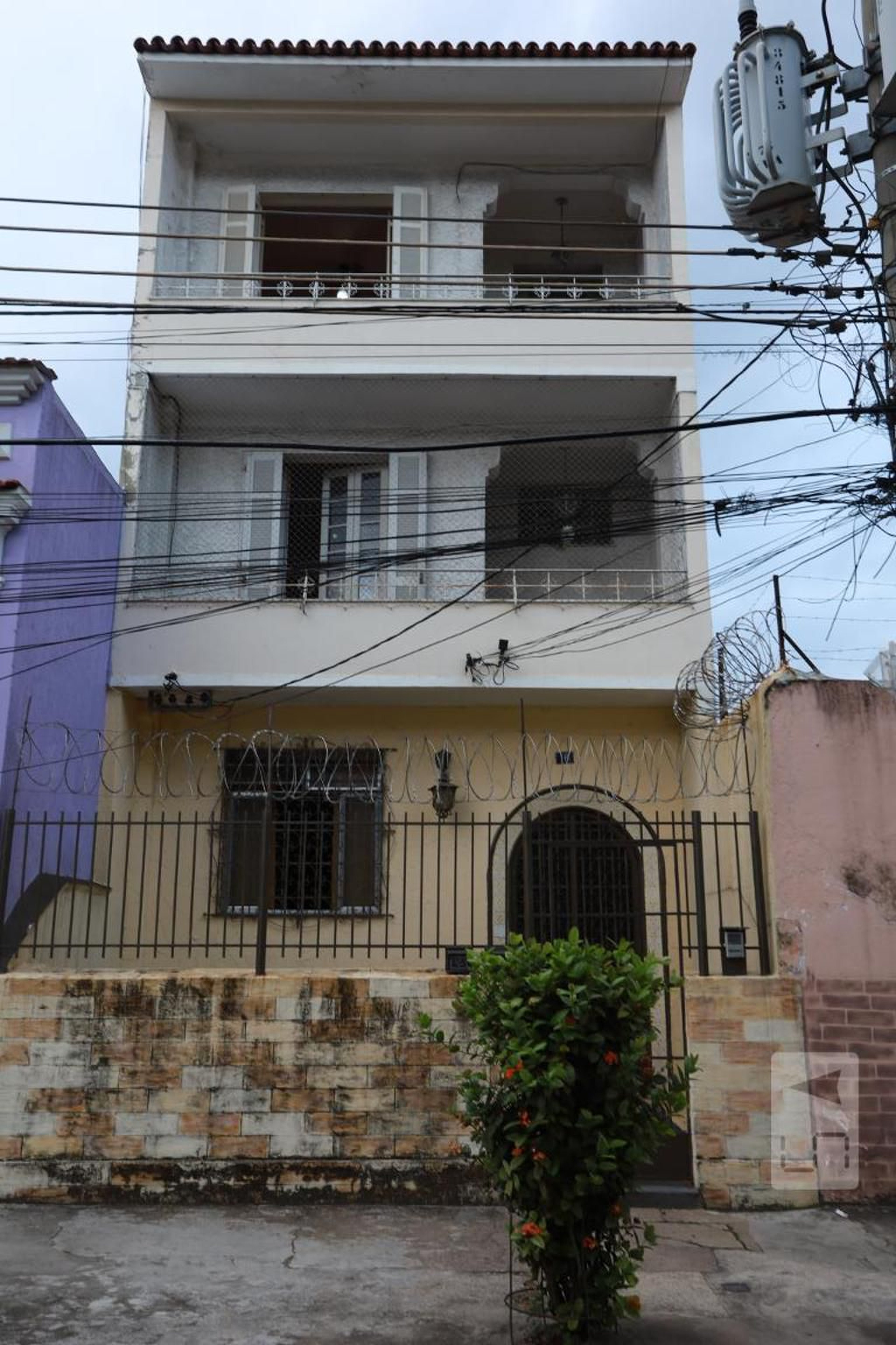 Fachada Condomínio em Rua Paula e Silva, 16