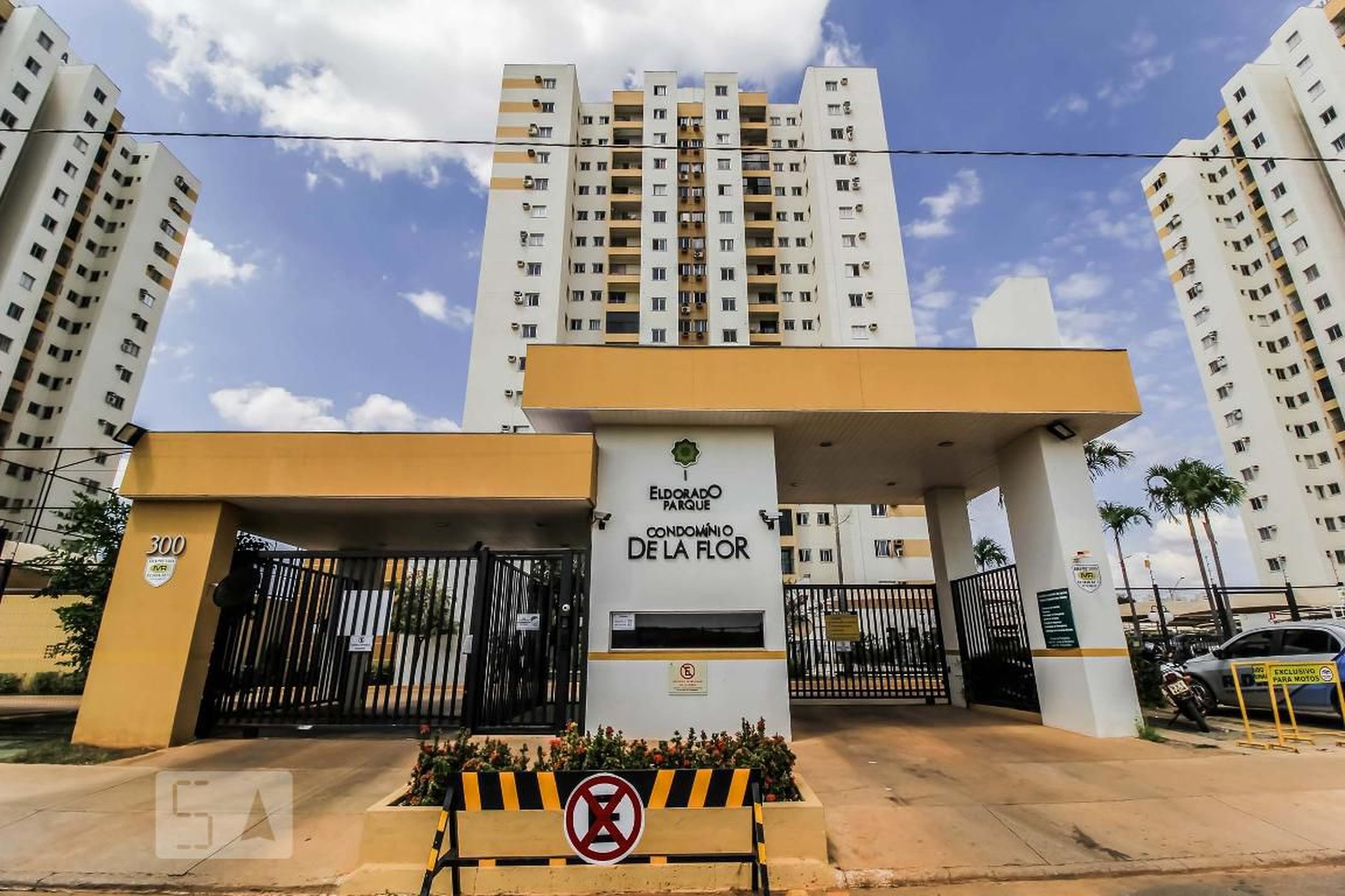 Fachada do Condomínio Condomínio de La Flor