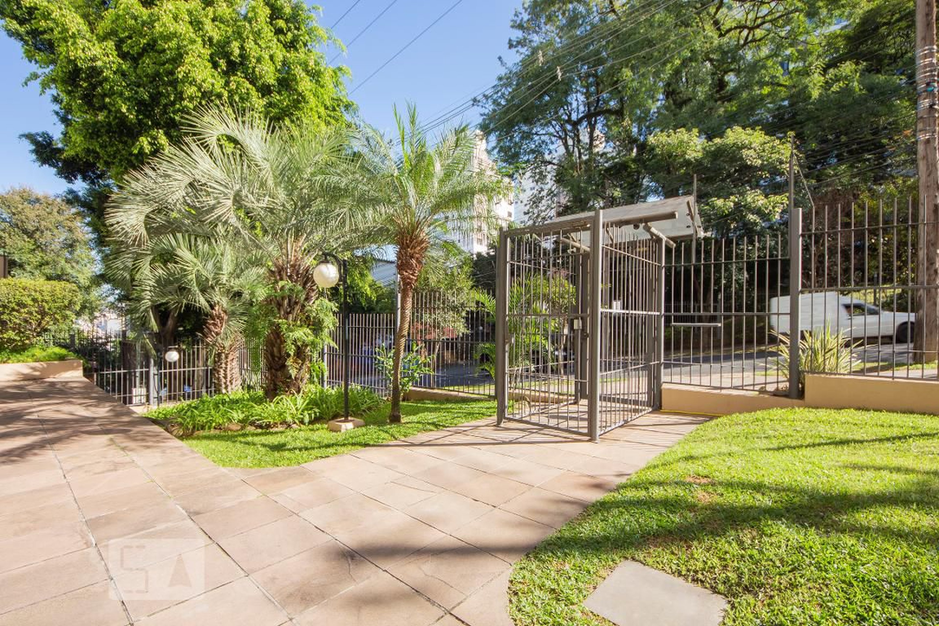 Fachada do Condomínio Edifício Clermont Residence