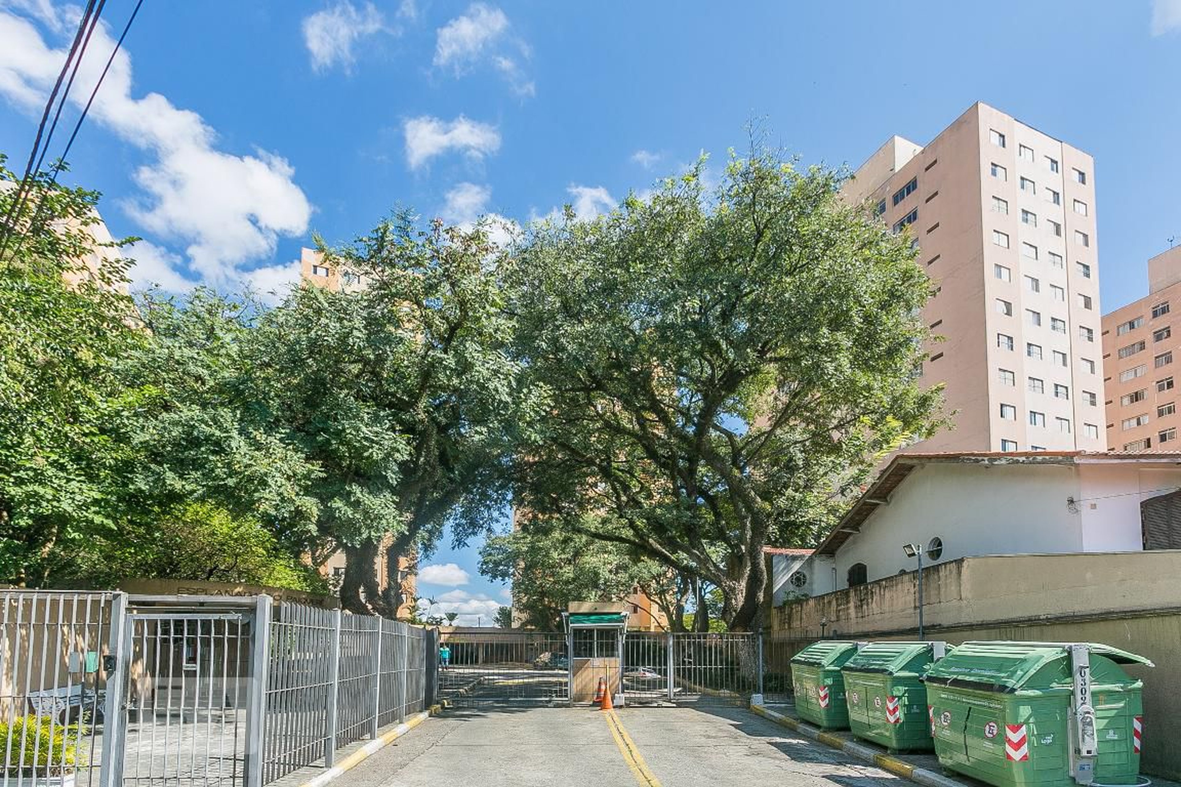 Fachada Condomínio em Rua Alberto Nascimento Júnior, 179
