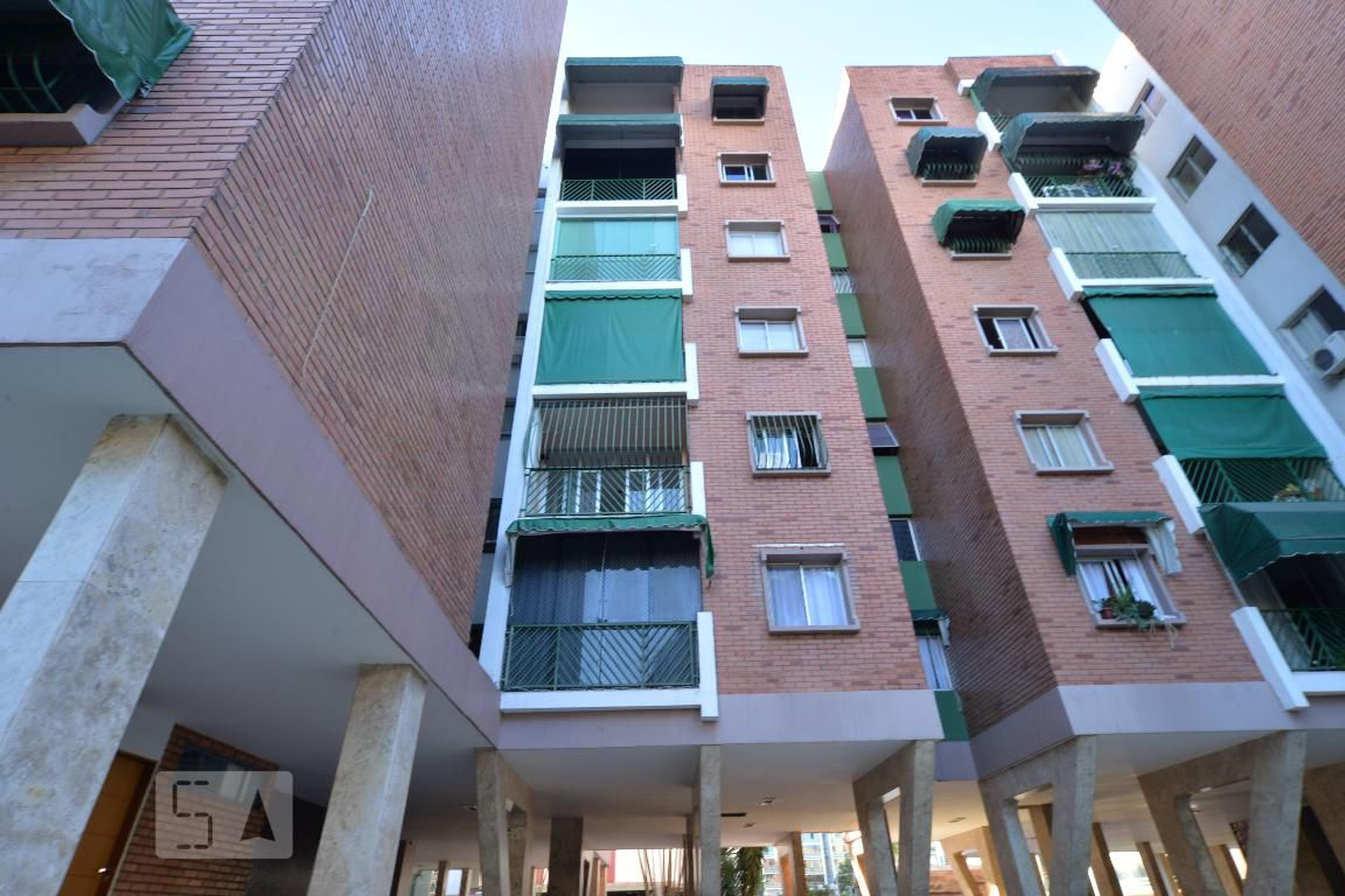 Fachada Condomínio em Aos 4, Bloco C