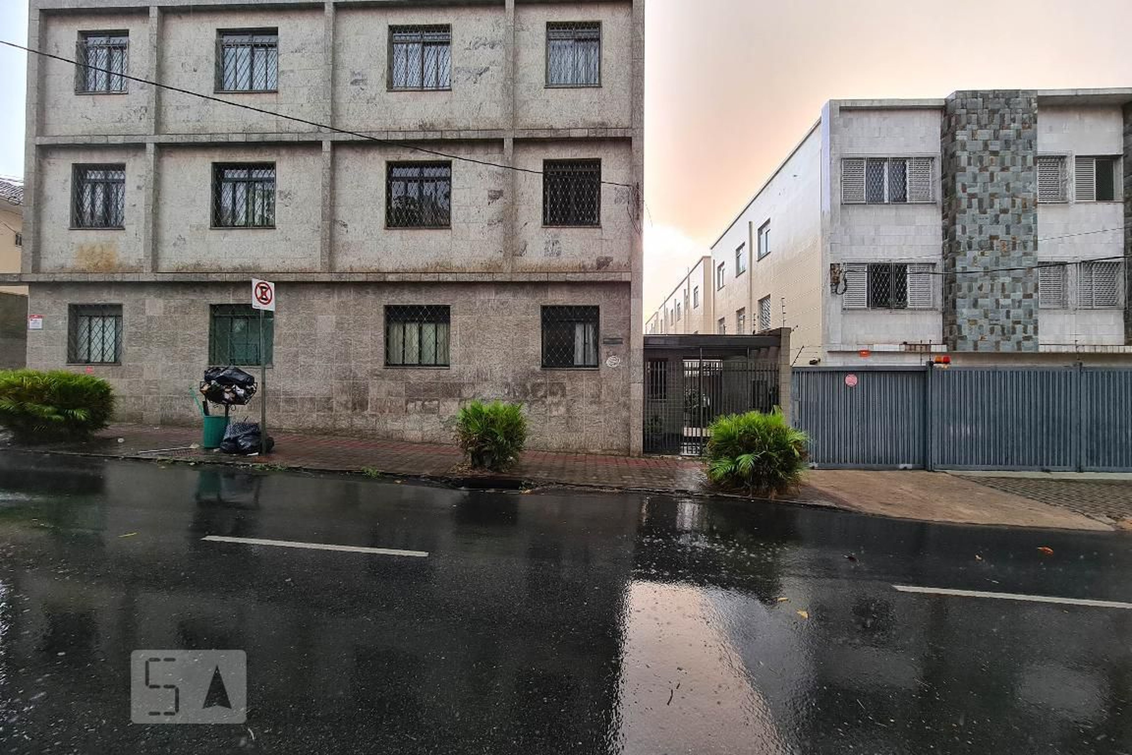 Fachada Condomínio em Rua Grão Mogol, 386