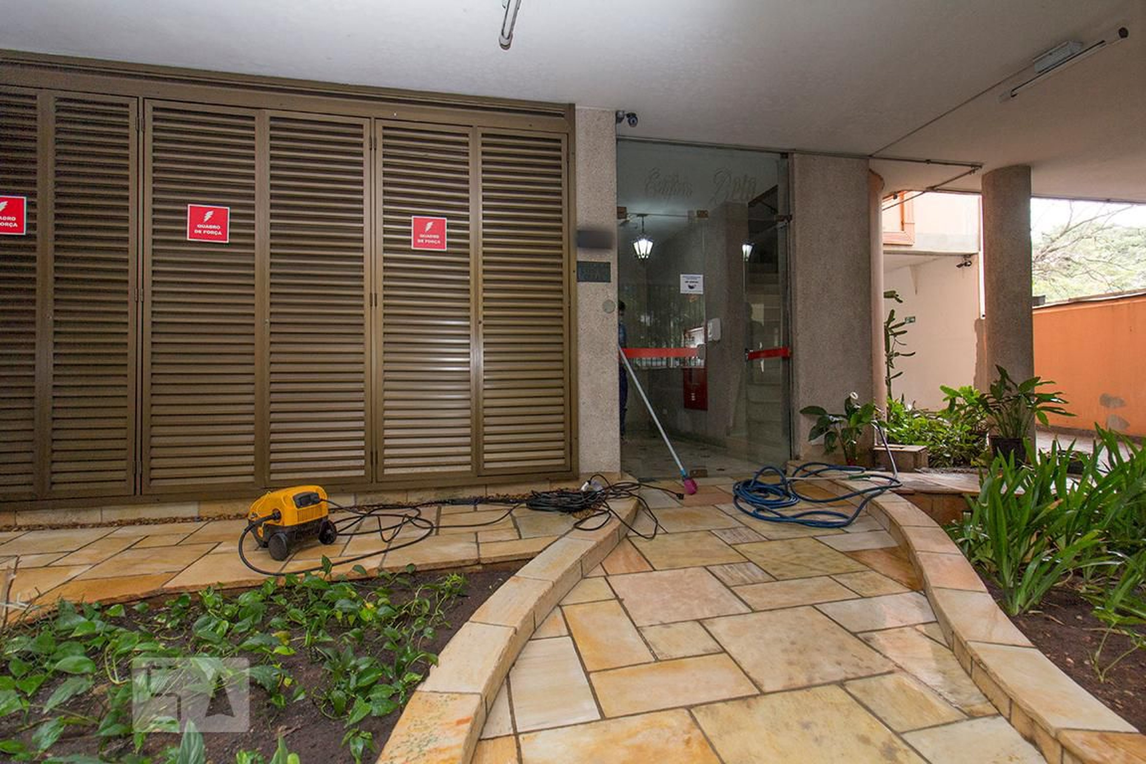 Entrada do prédio - Edifício Beta