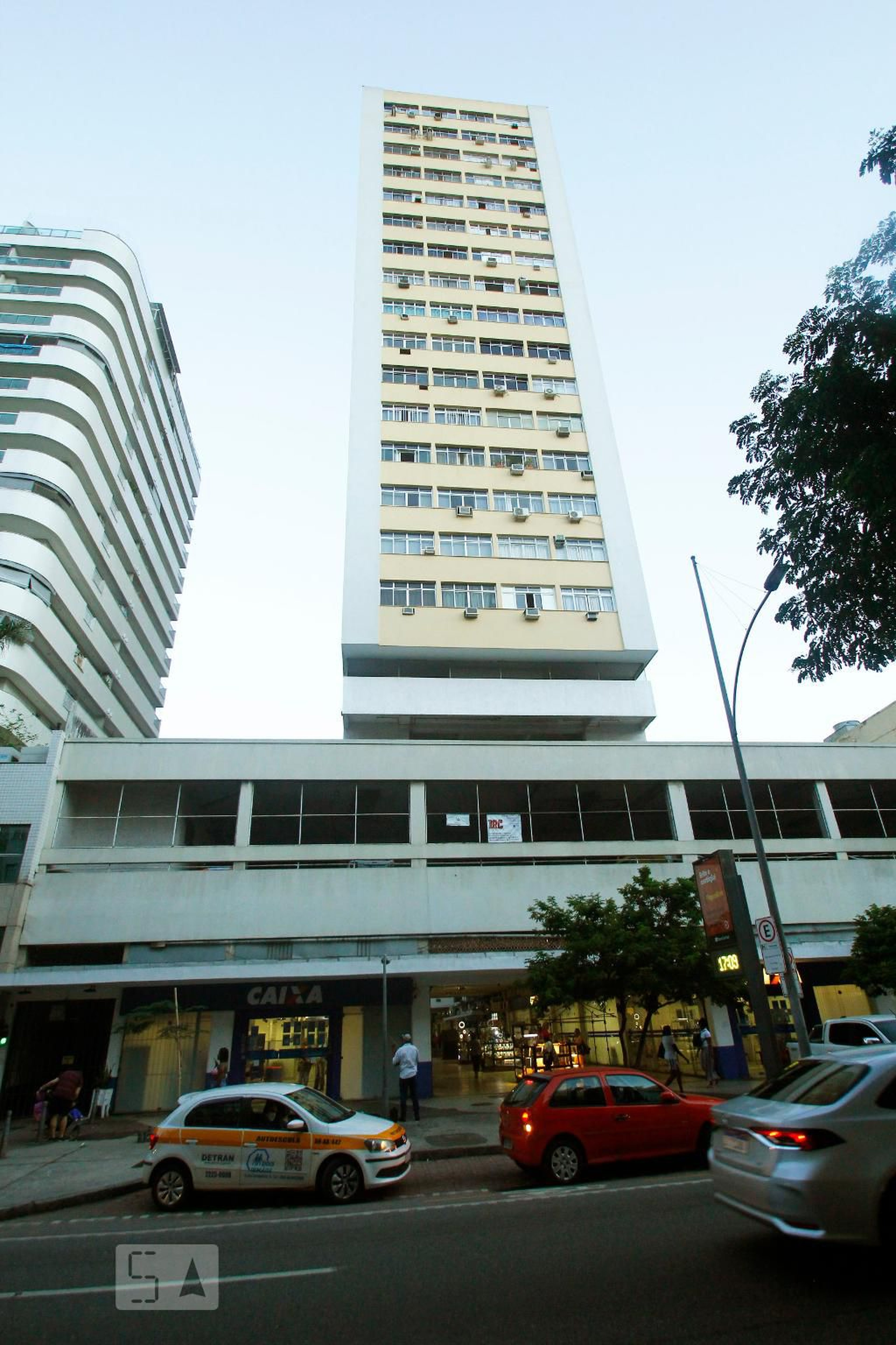 Fachada do Prédio Condomínio em Rua das Laranjeiras, 44