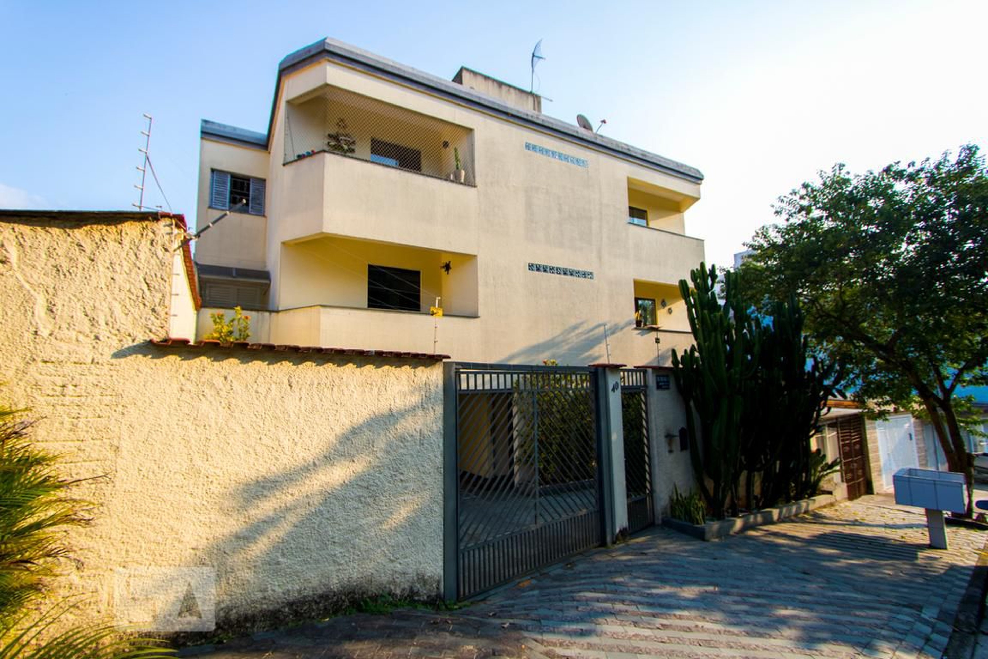 Fachada Condomínio em Tv. da Felicidade, 40