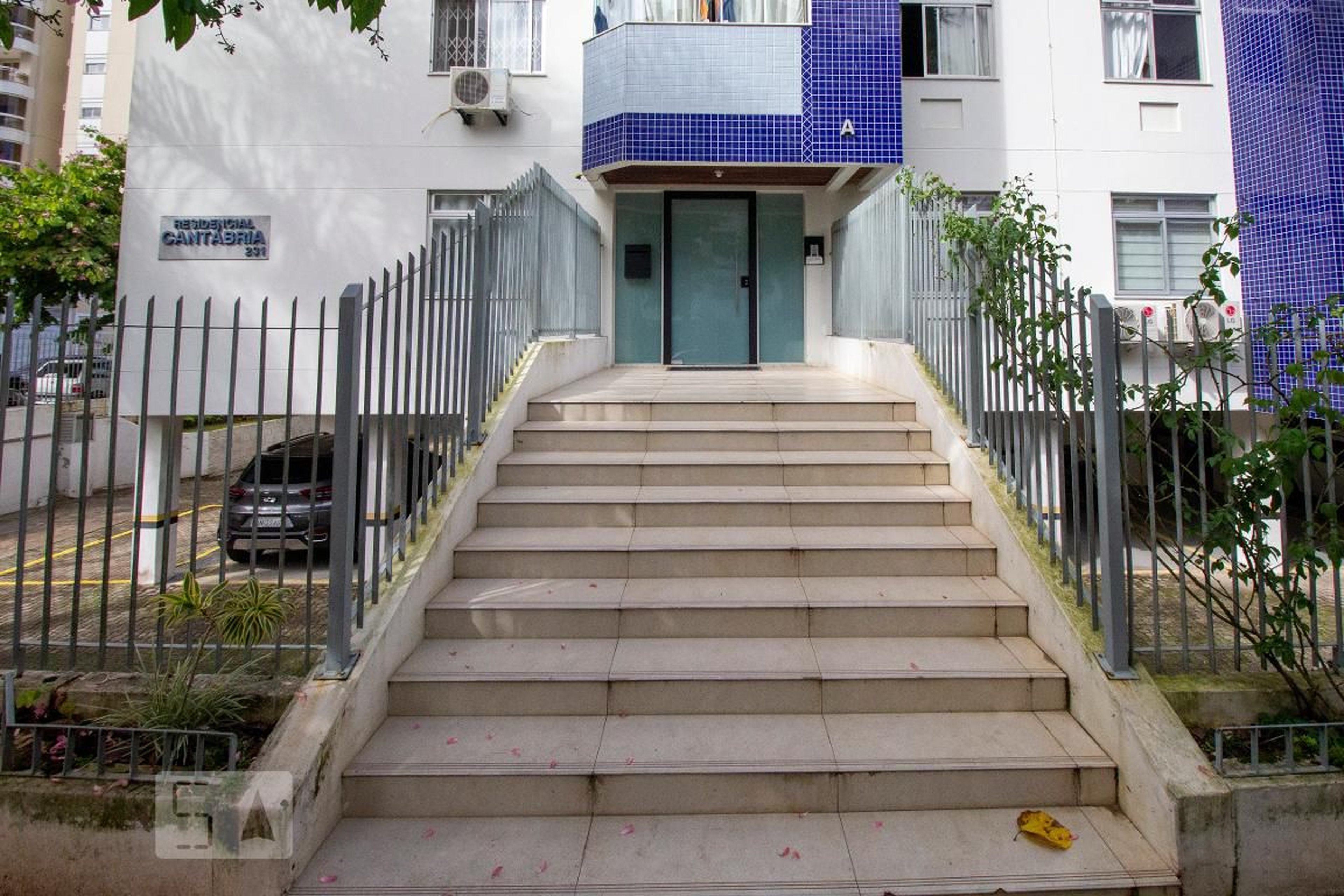 Fachada do Condomínio Condomínio Cantábria