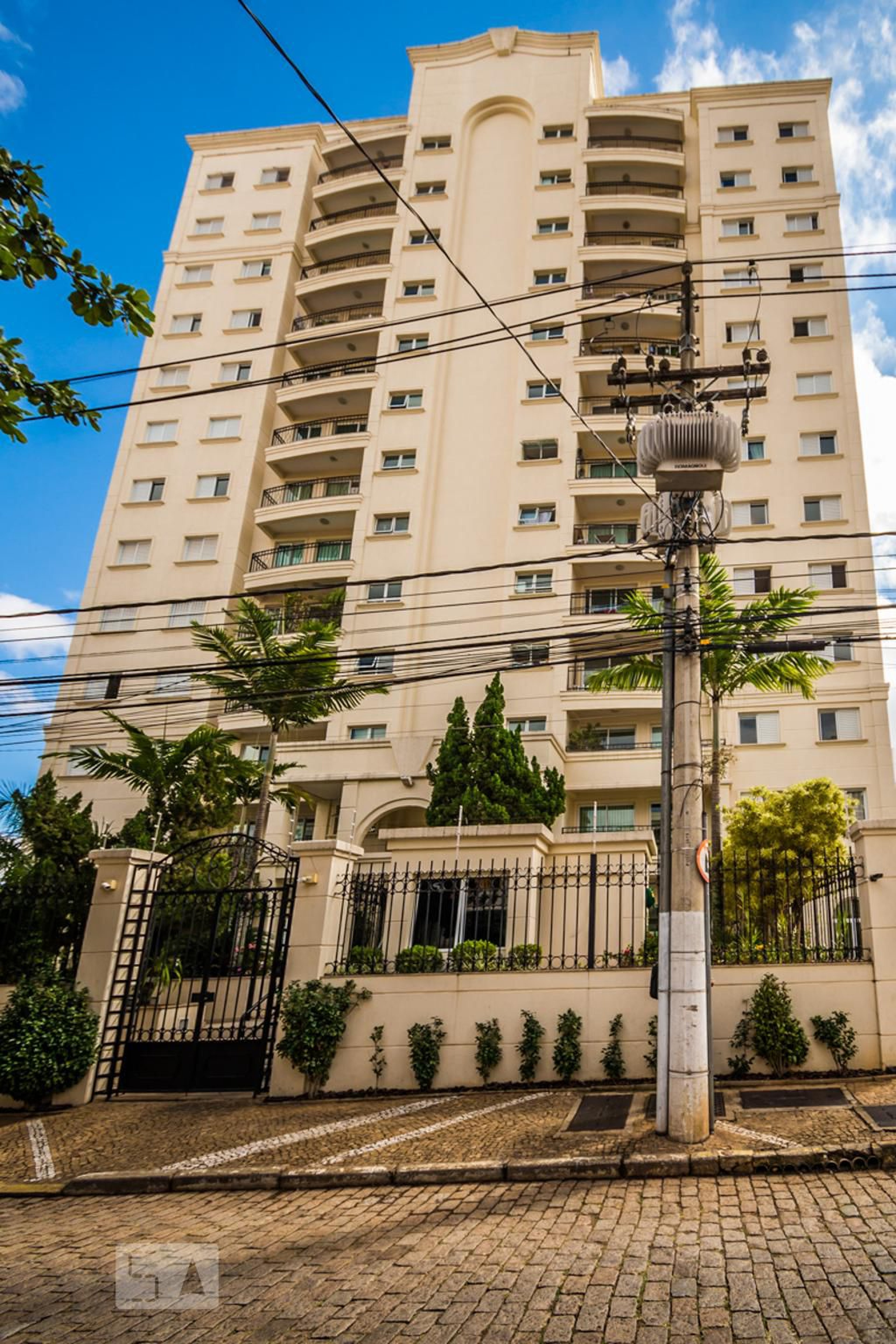 Fachada Condomínio em Rua Dona Presciliana Soares, 43