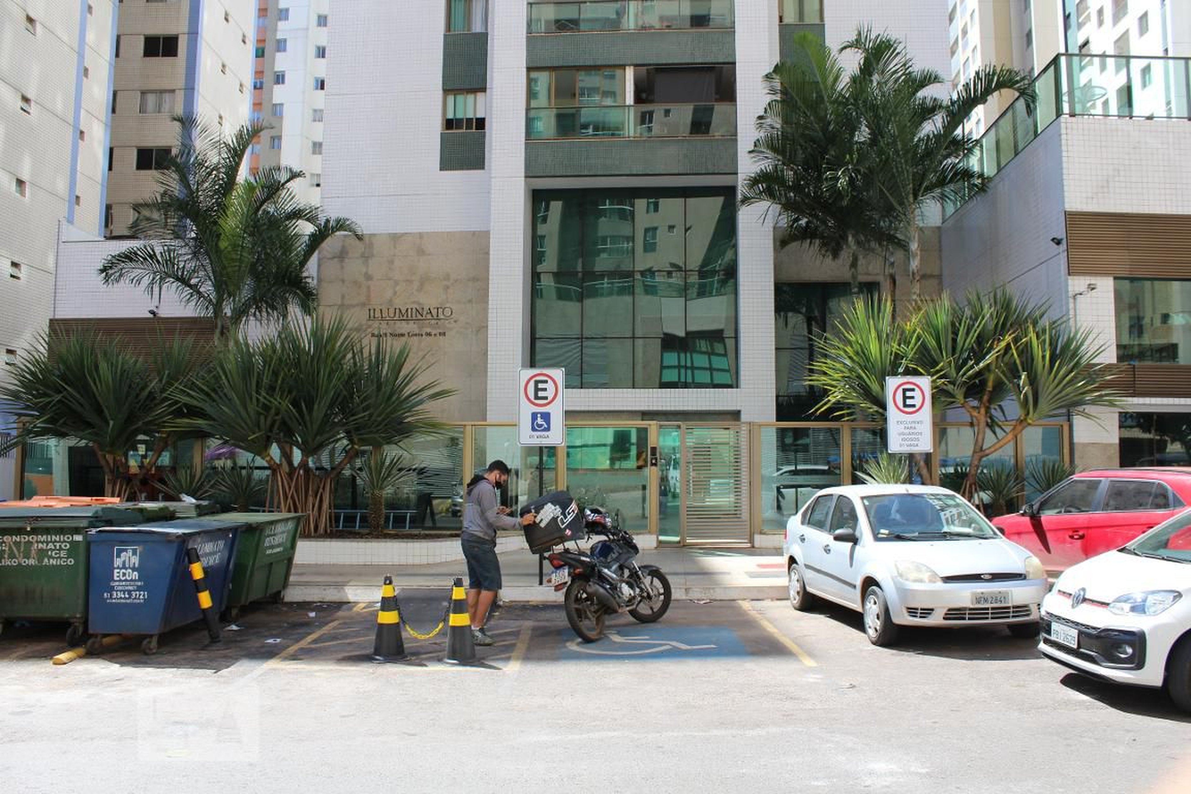 Fachada Condomínio em Rua 9 Lote 6/8, 406