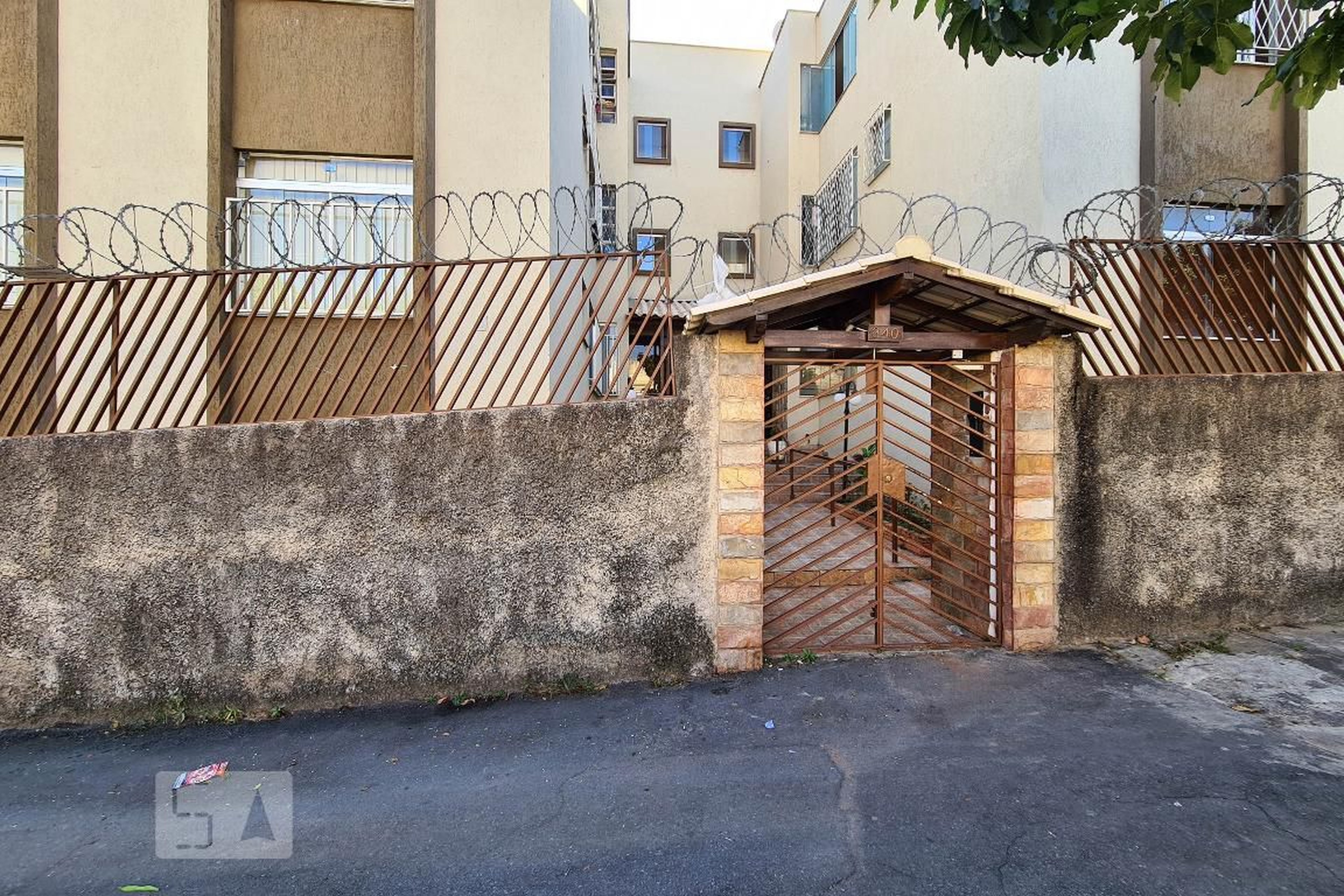 Fachada Condomínio em Rua Henrique Diniz, 340