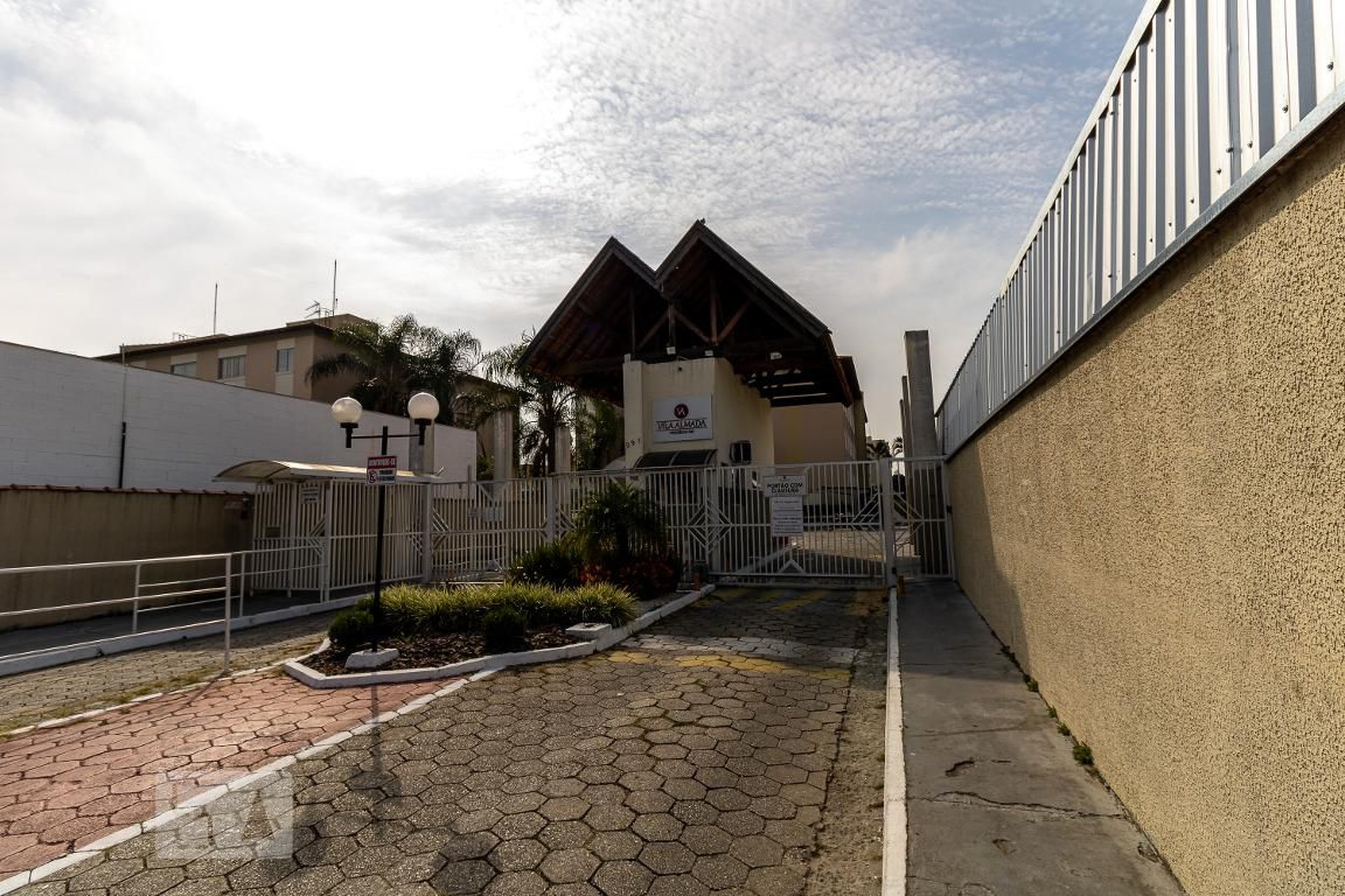 Fachada do Condomínio Condomínio Vila Almada
