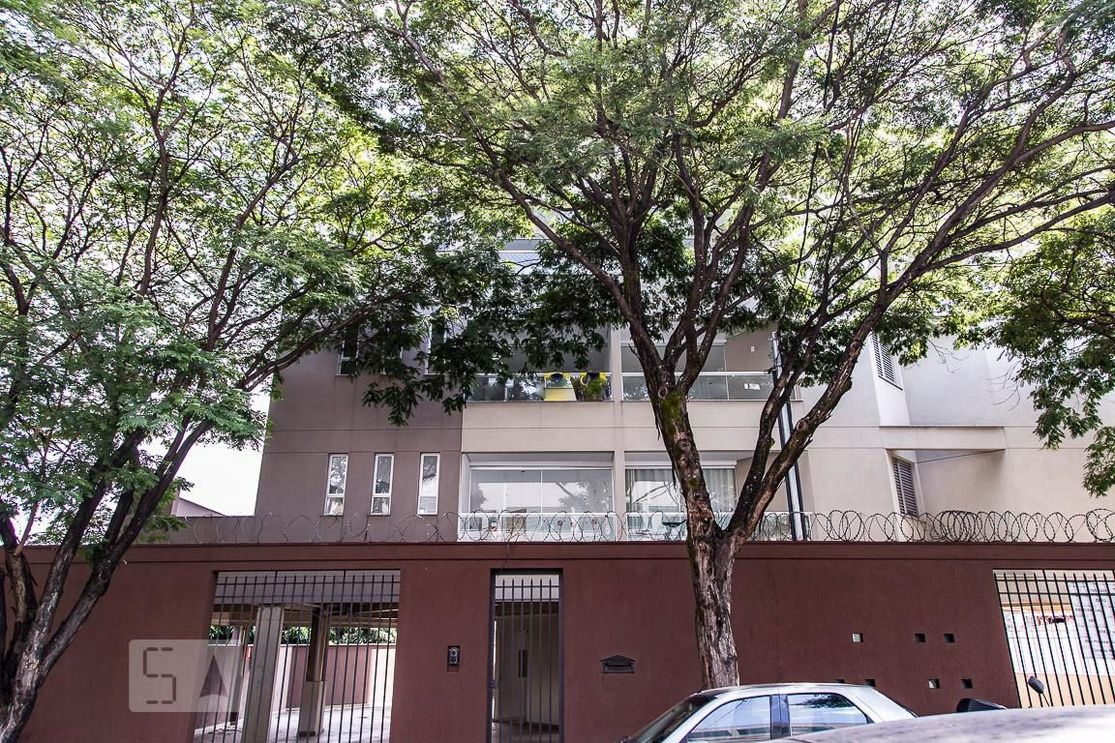 Fachada Condomínio em Rua Princesa Elizabeth, 345