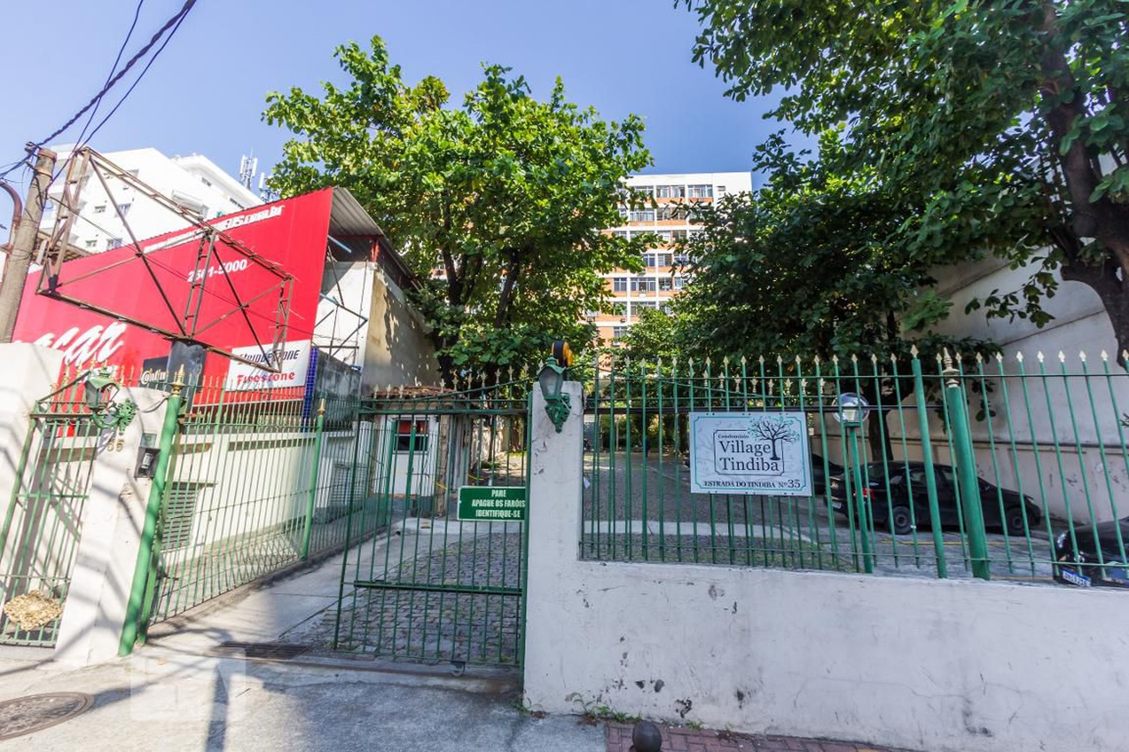 Fachada do Condomínio Condomínio Village Tindiba