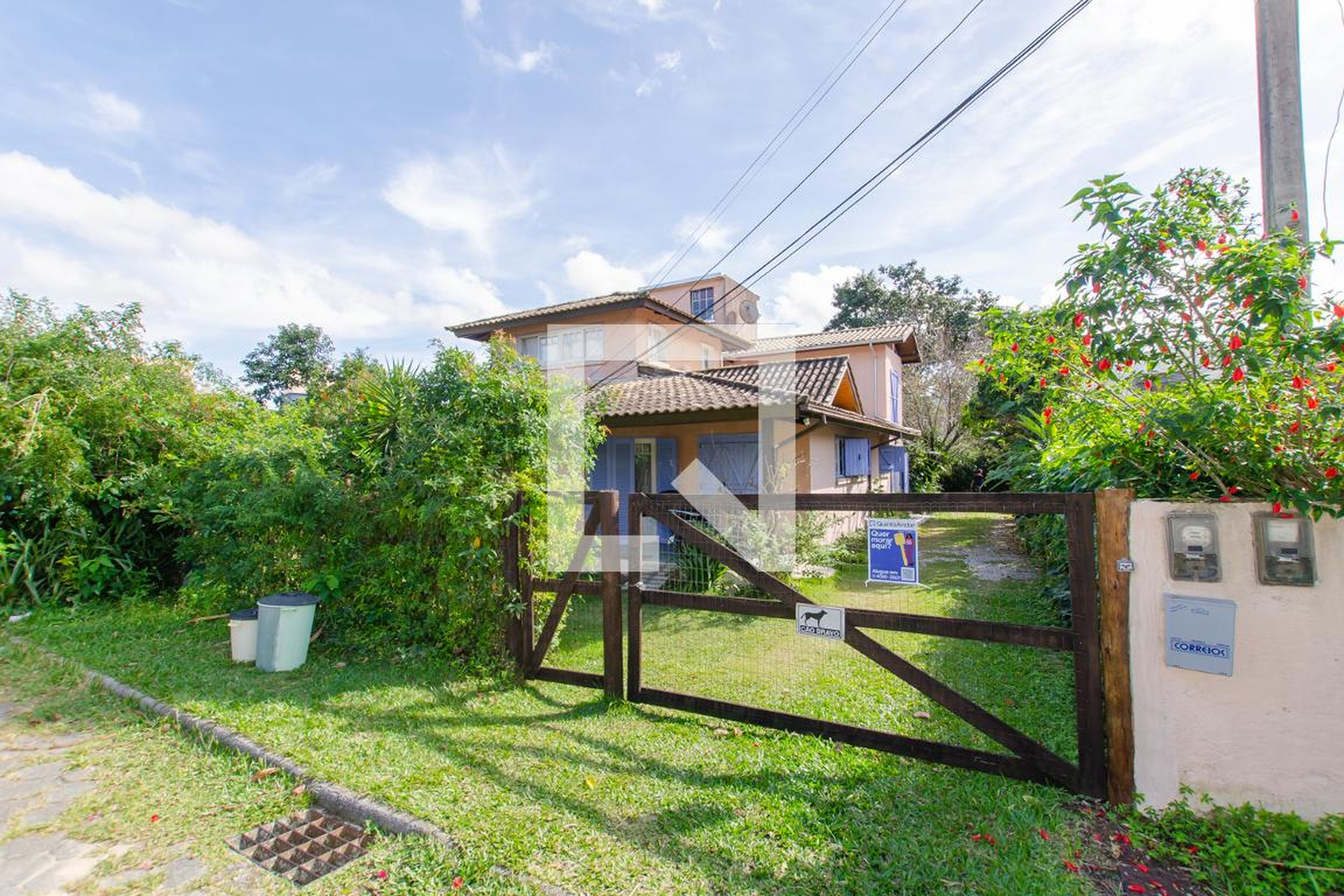 Fachada Condomínio em Rua Corujolas, 78