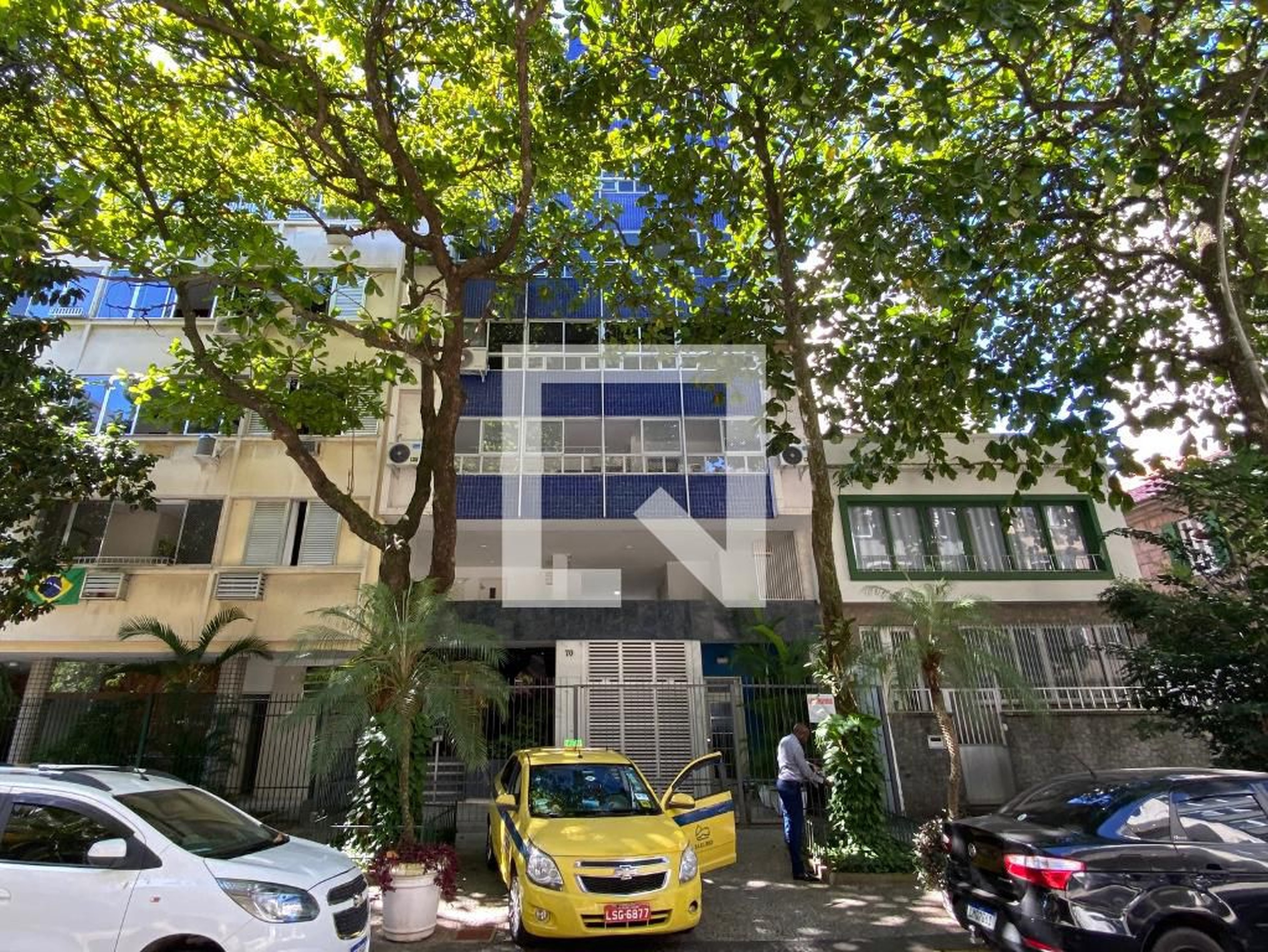 Fachada Condomínio em Rua Redentor, 70