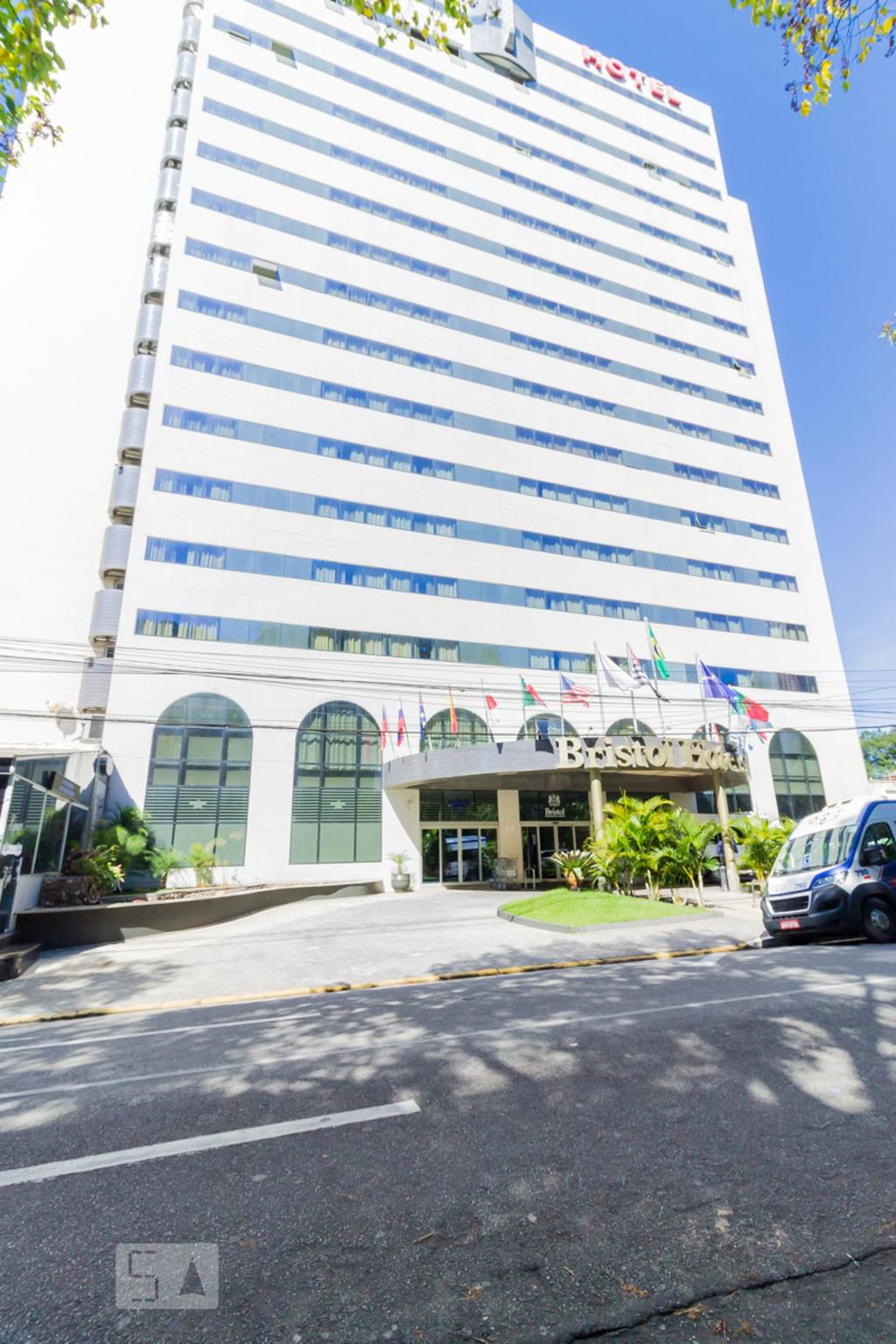 Fachada do Prédio Condomínio Bristol International Hotel