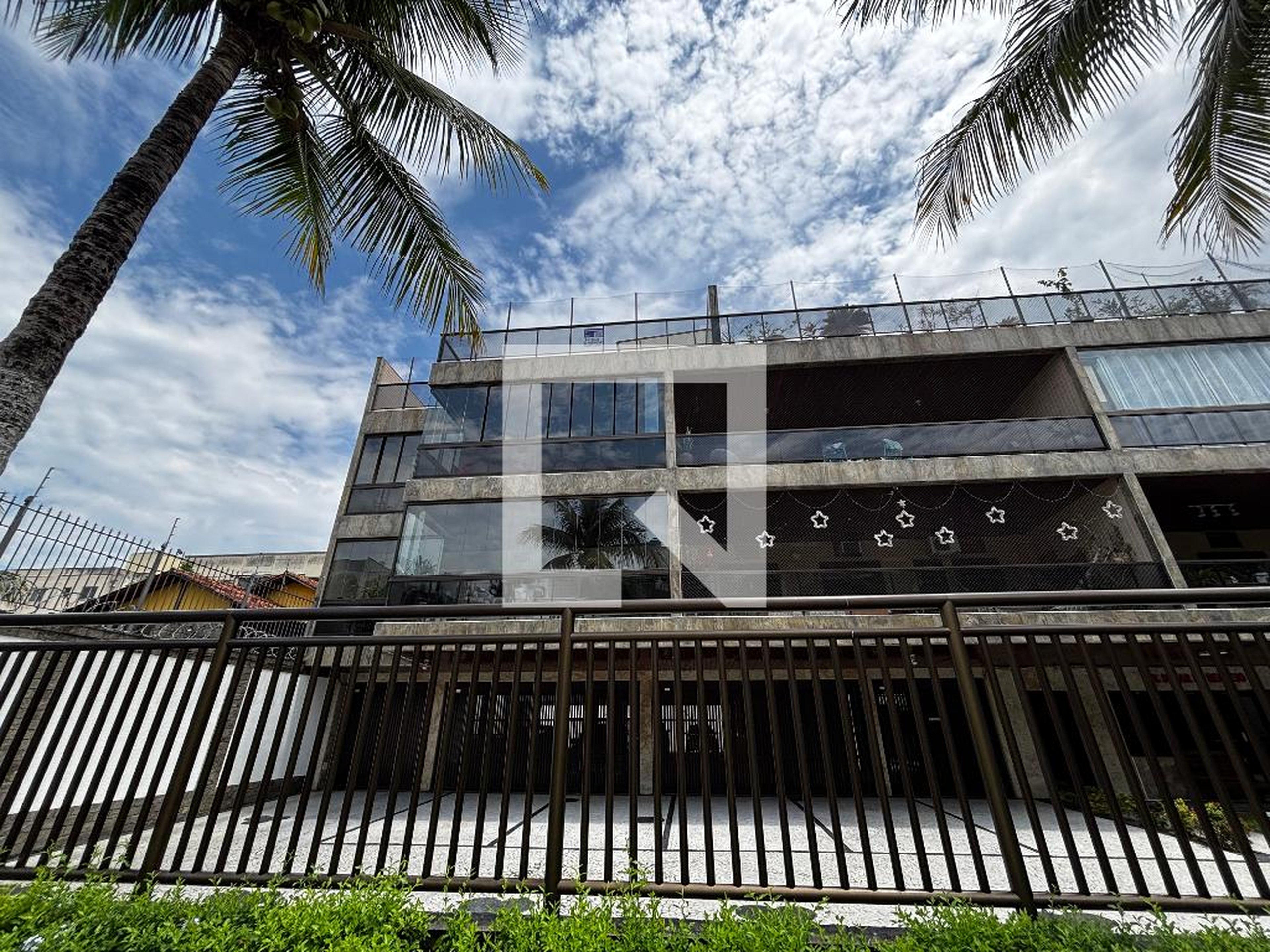 Fachada Condomínio em Rua Venâncio Veloso, 685