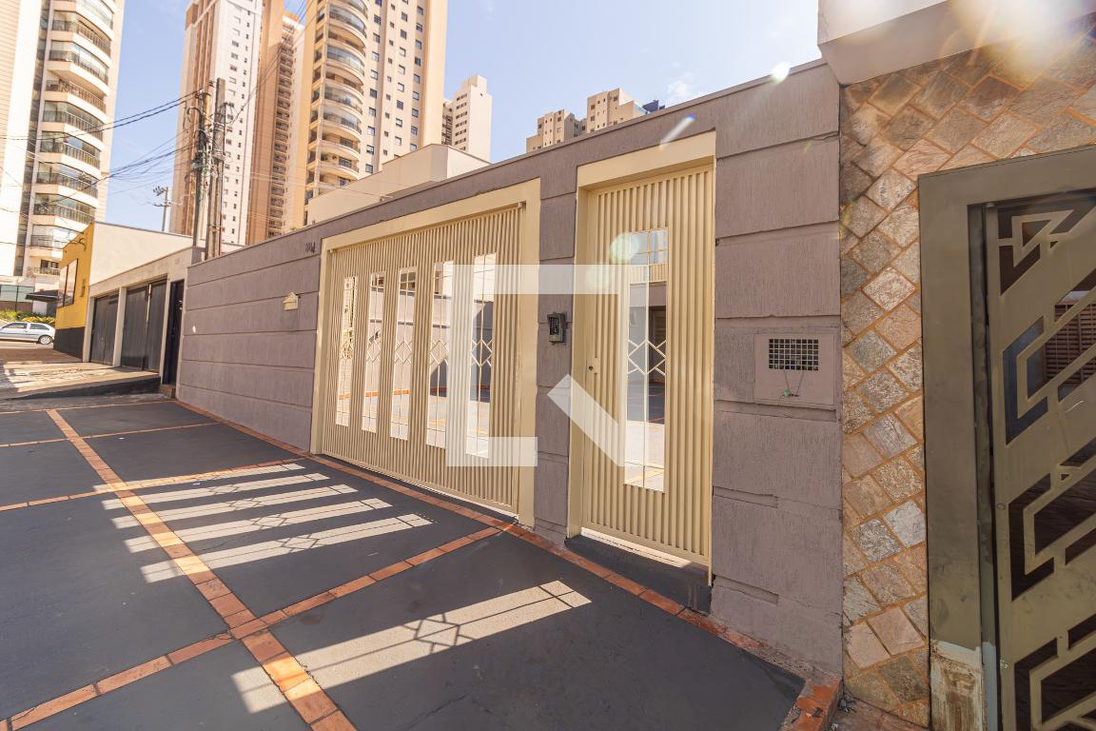 Fachada Condomínio em Rua Salvador Cosso, 804