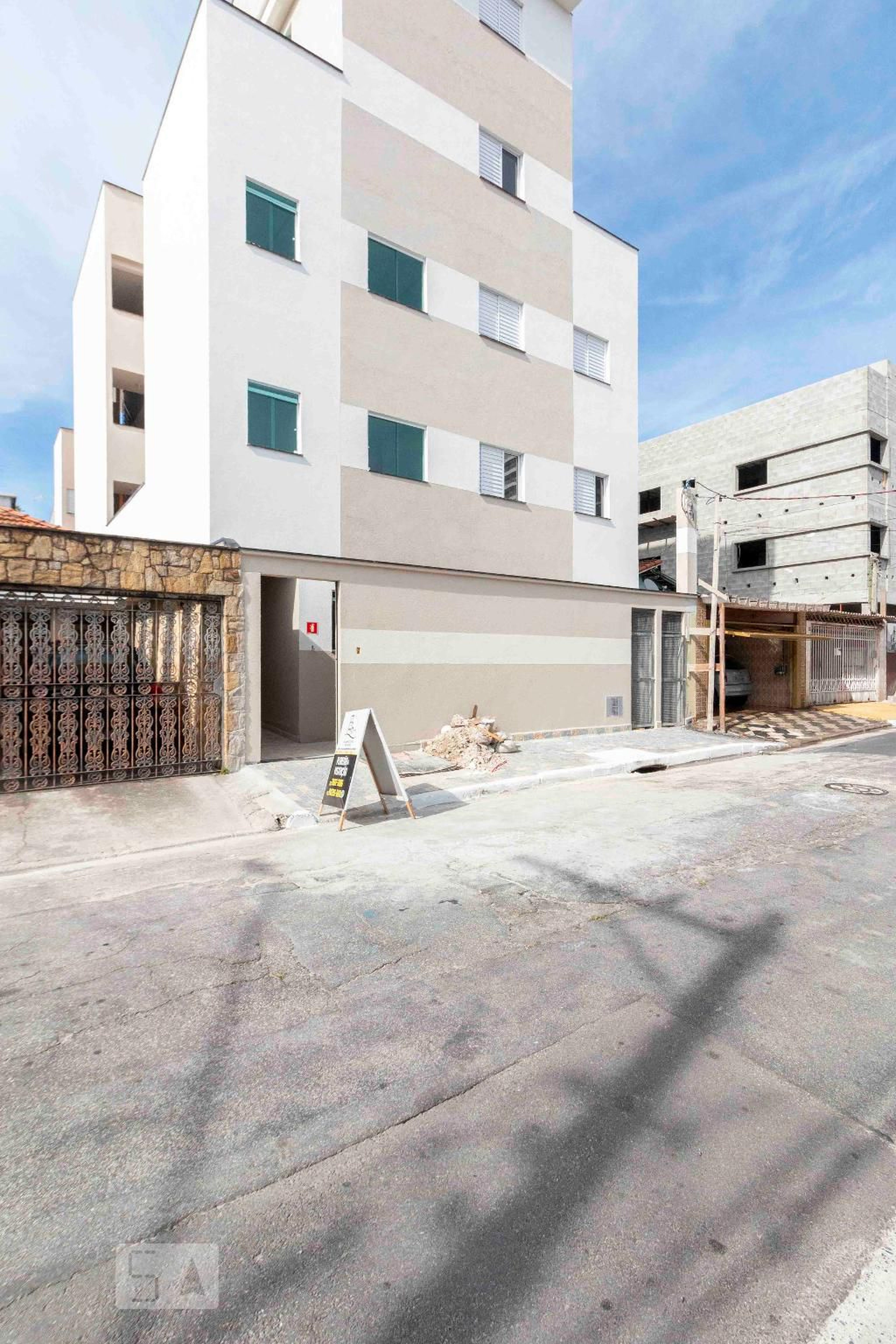 Fachada Condomínio em Rua Alexandre Farnésio, 64