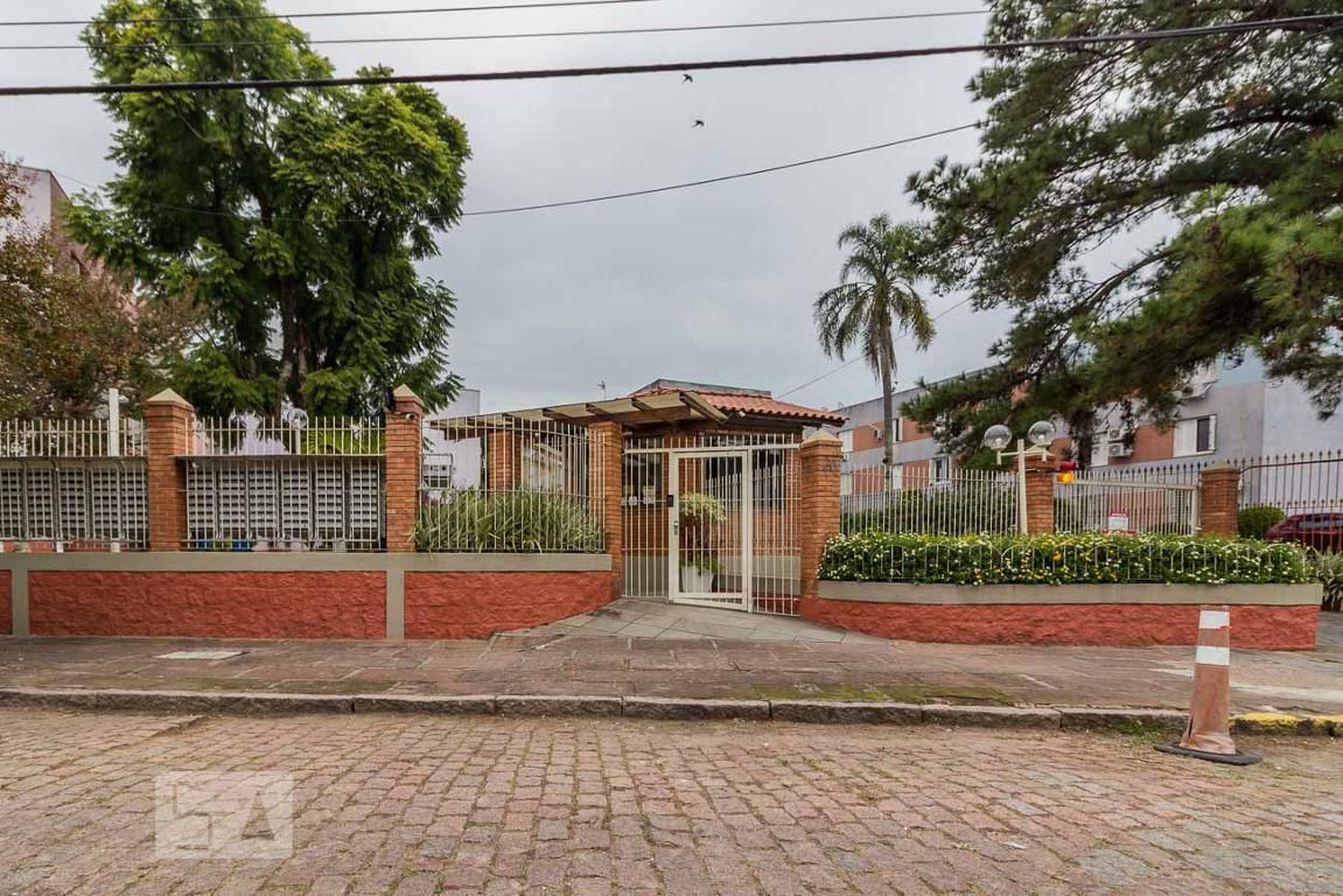 Fachada Condomínio em Rua Doutor Castro de Menezes, 177