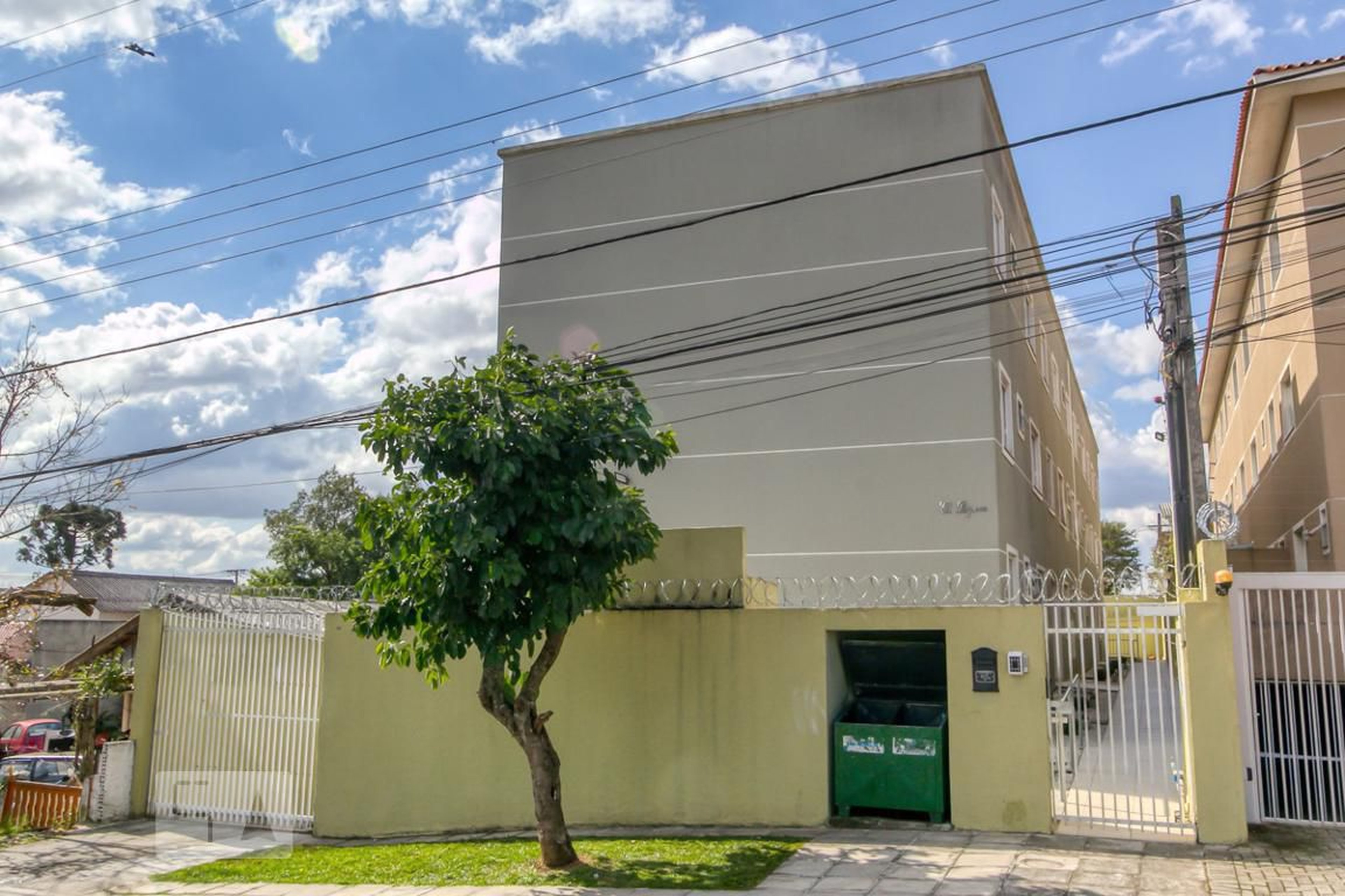 Fachada Condomínio em Rua Miguel Caluf, 1349