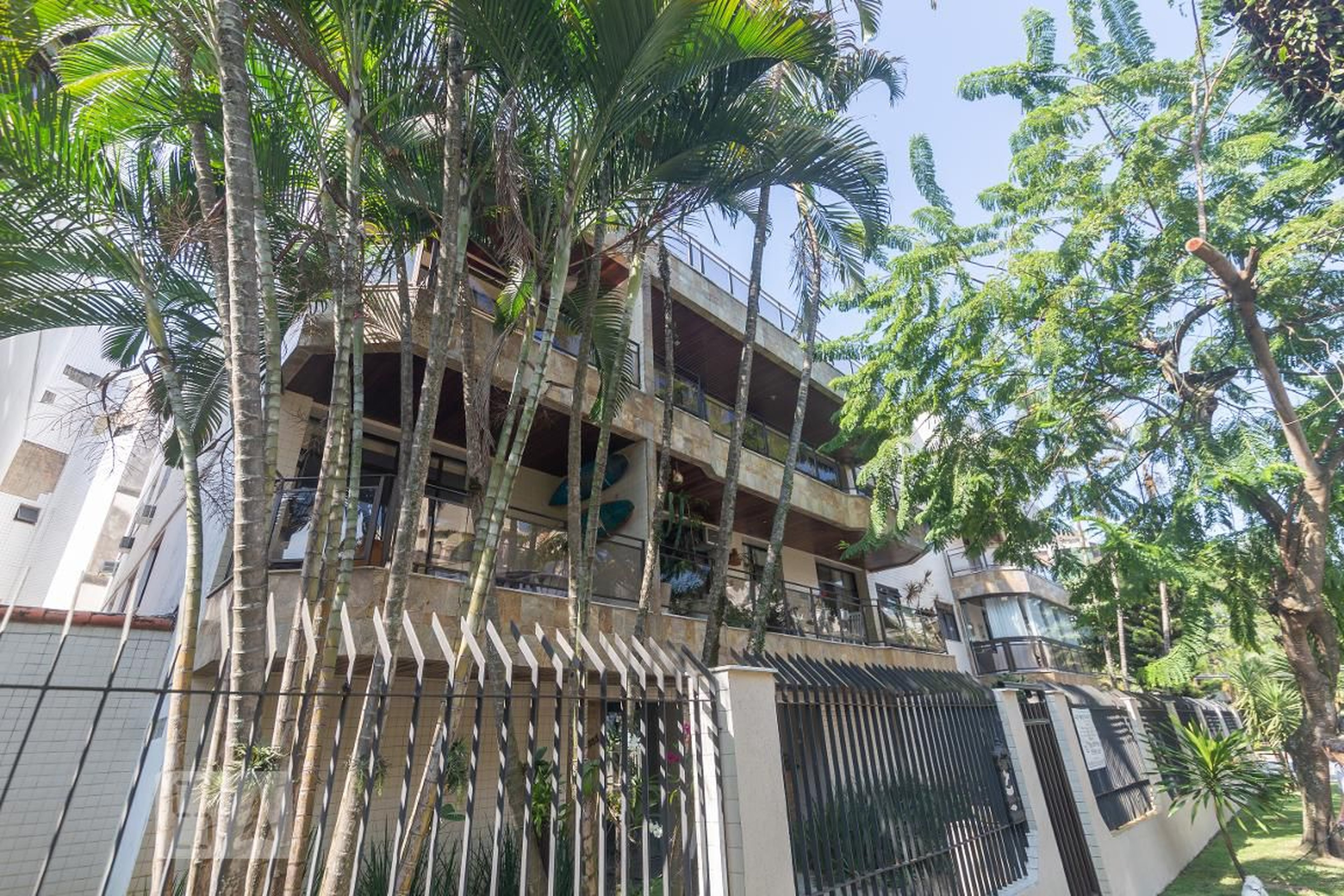 Fachada Condomínio em Rua Professor Nehemias Gueiros, 333