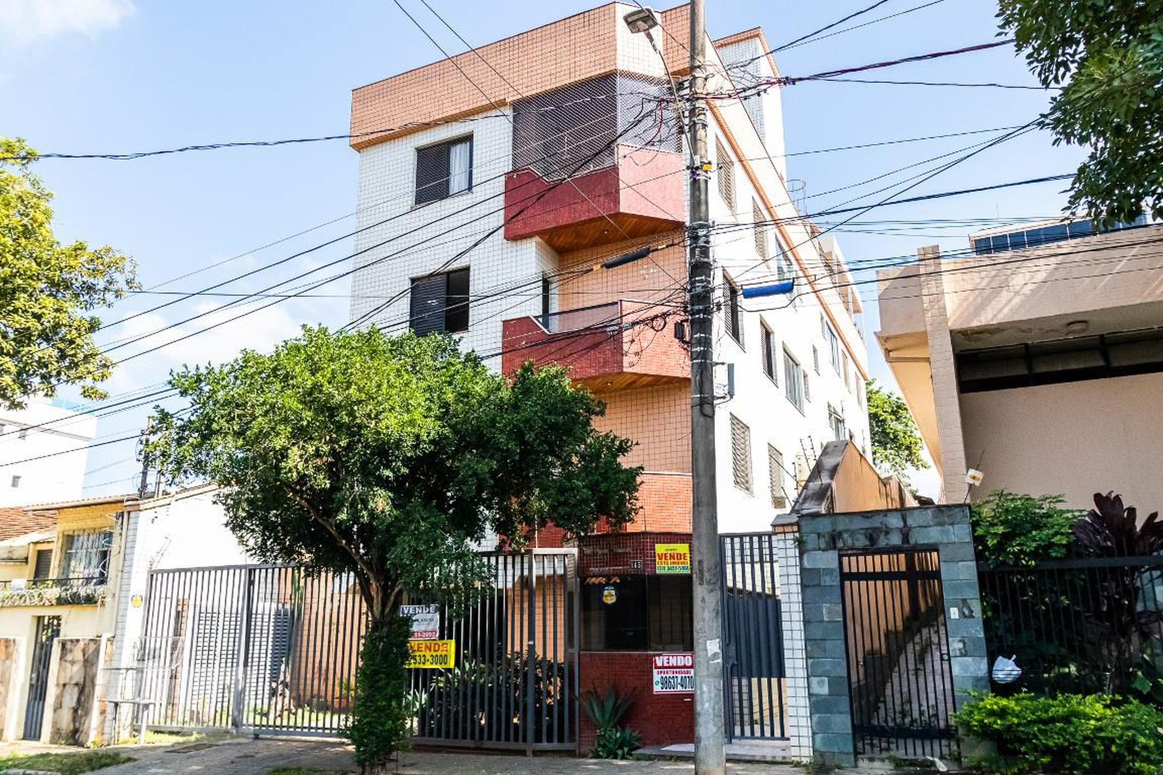 Fachada Condomínio em Rua Professor Baeta Viana, 145