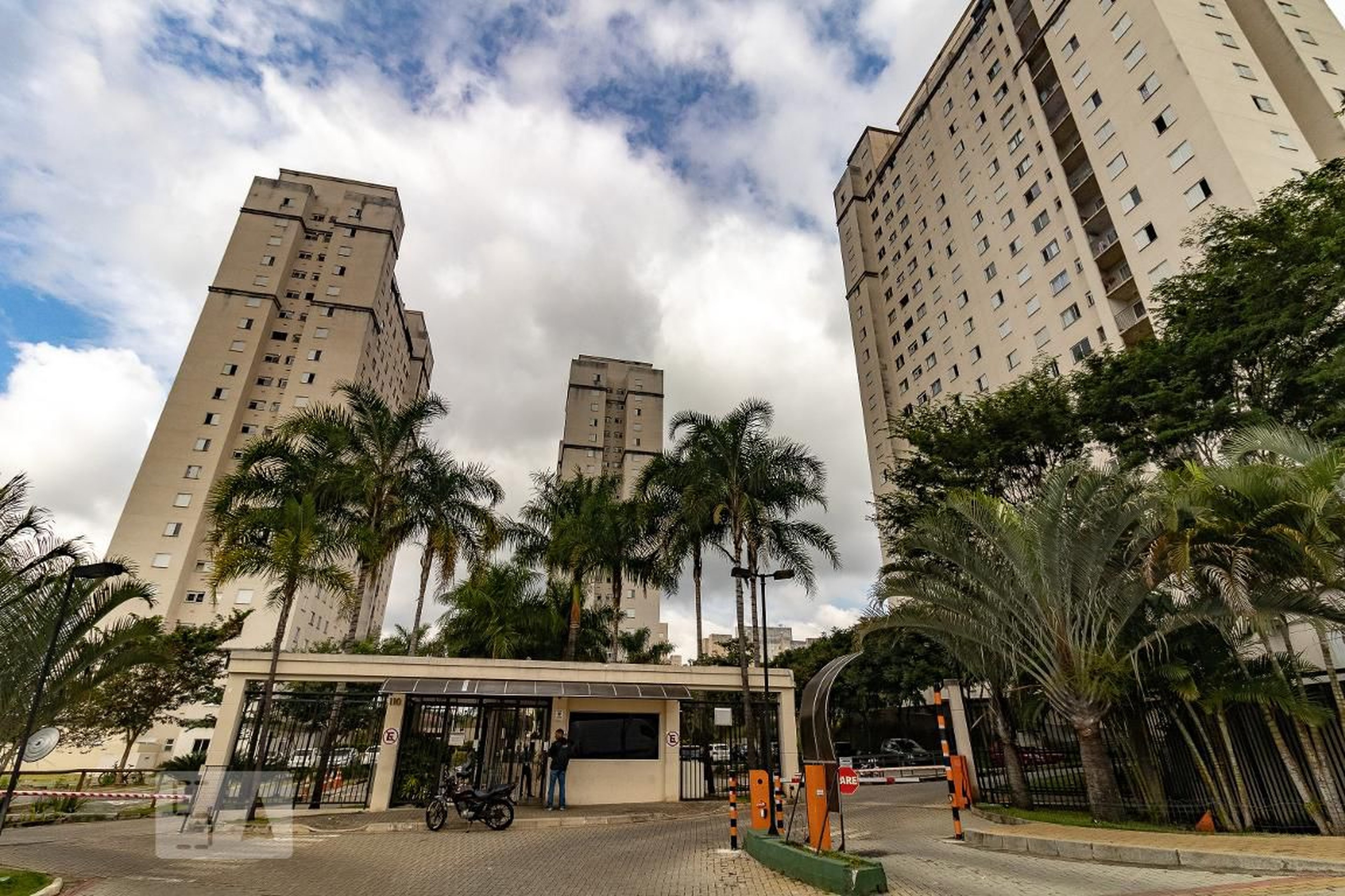 Fachada do Condomínio Condomínio em Rua Charles Diamond, 155