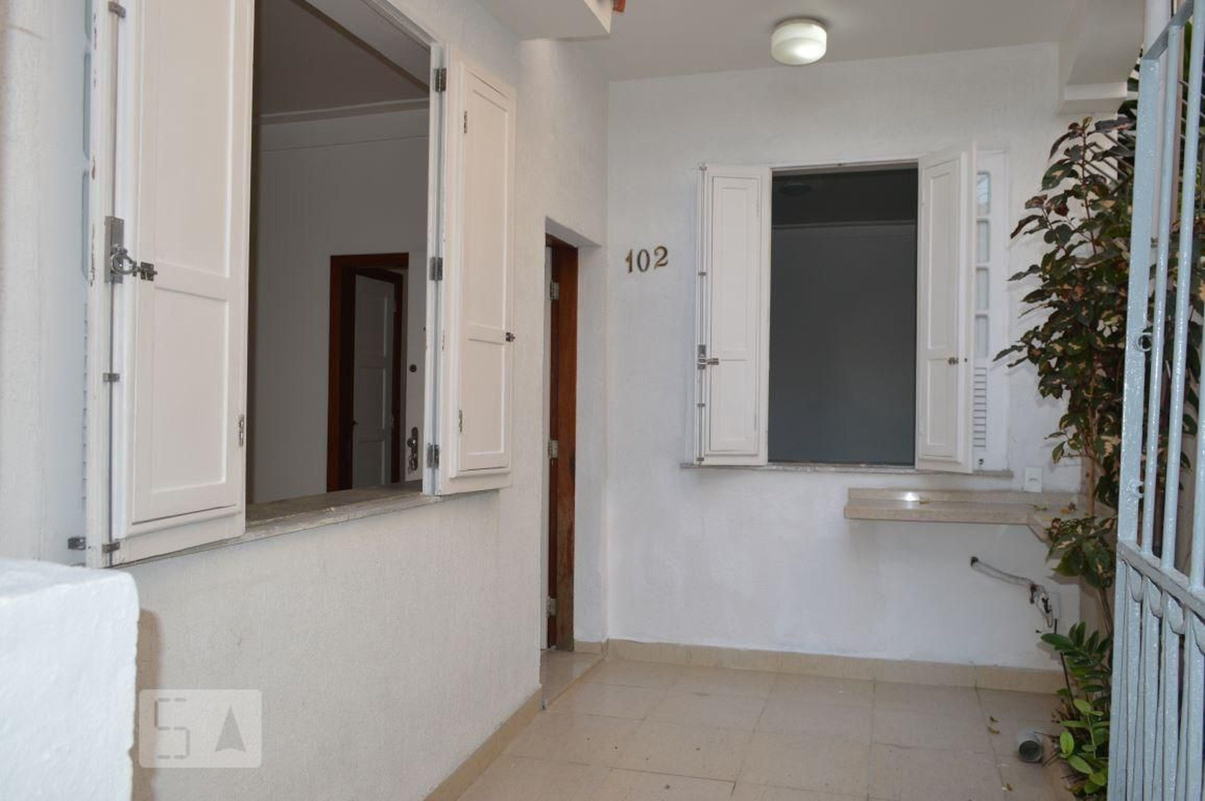 Entrada Condomínio em Rua Lopes Trovão, 398