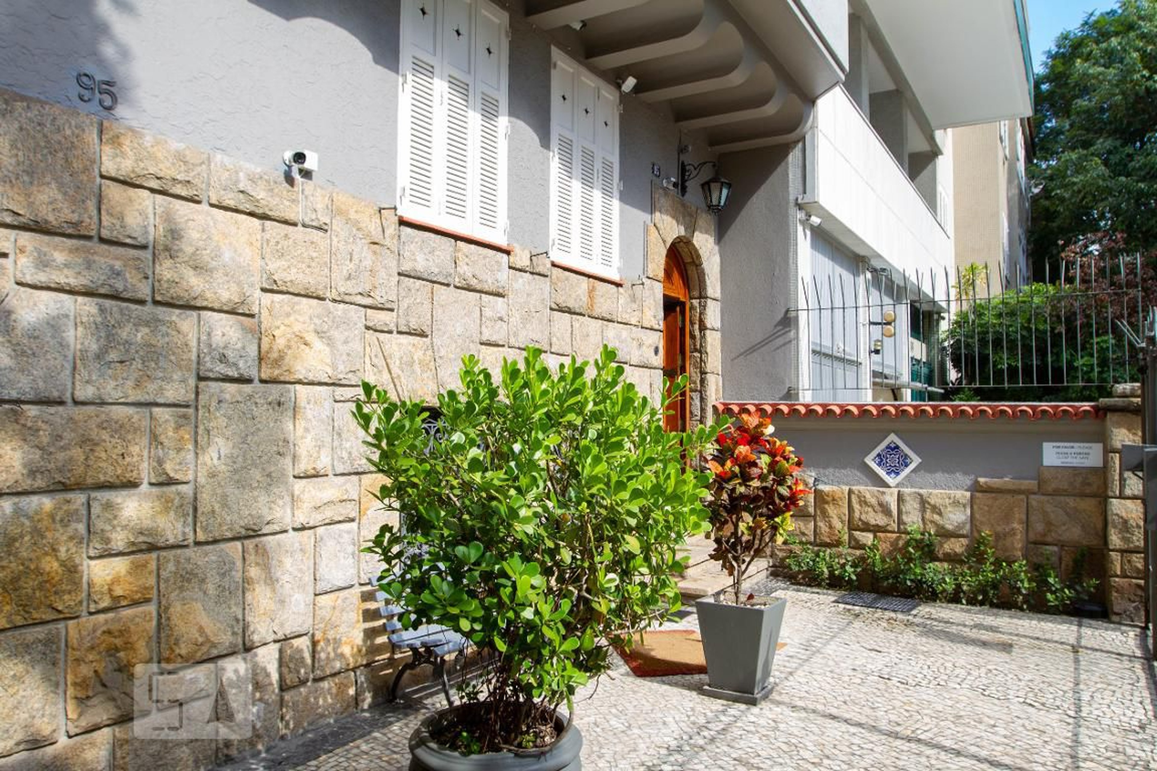 Entrada do Prédio - Edifício James Rebechi Osborne