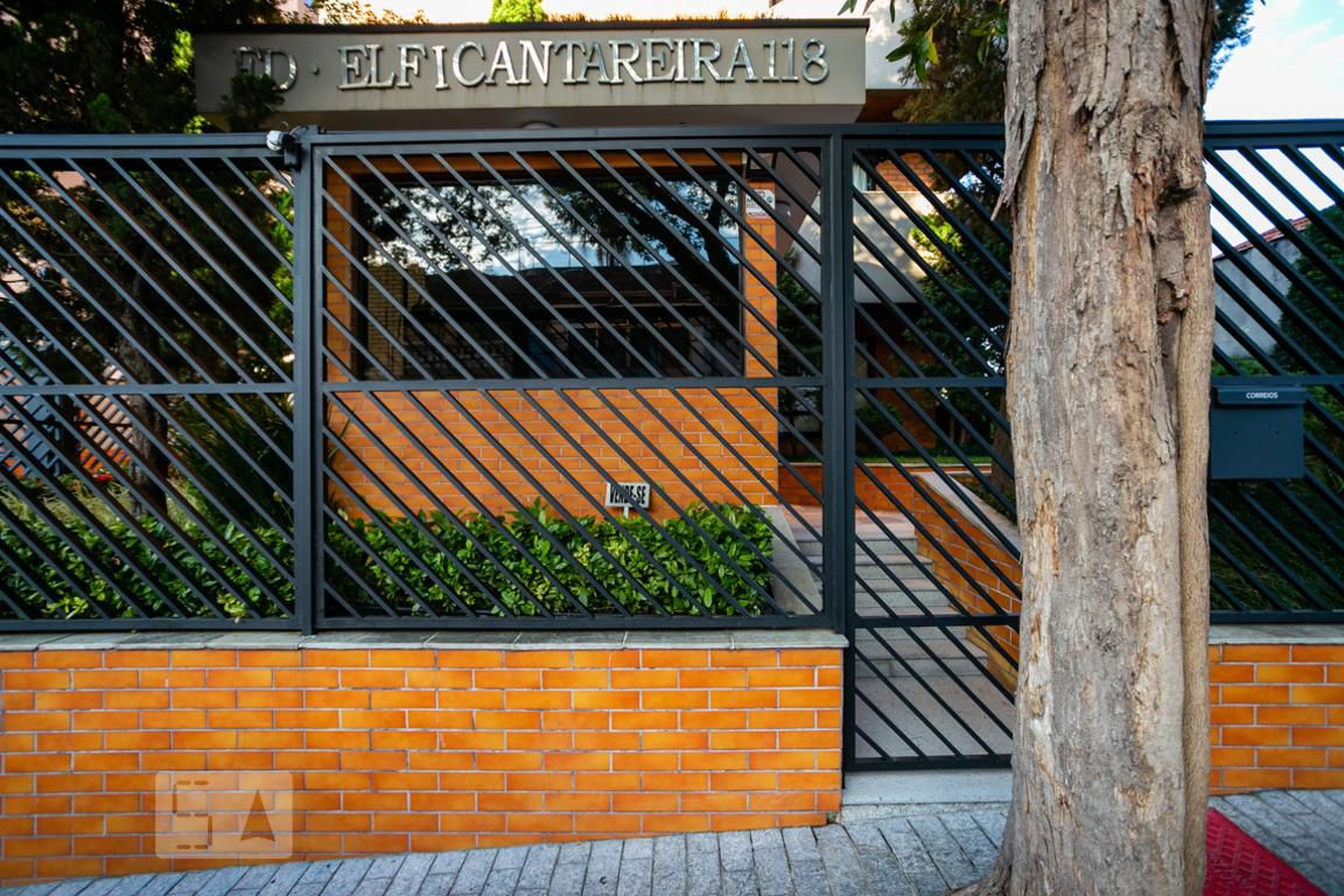 Fachada do condomínio Edificio Elfi Cantareira