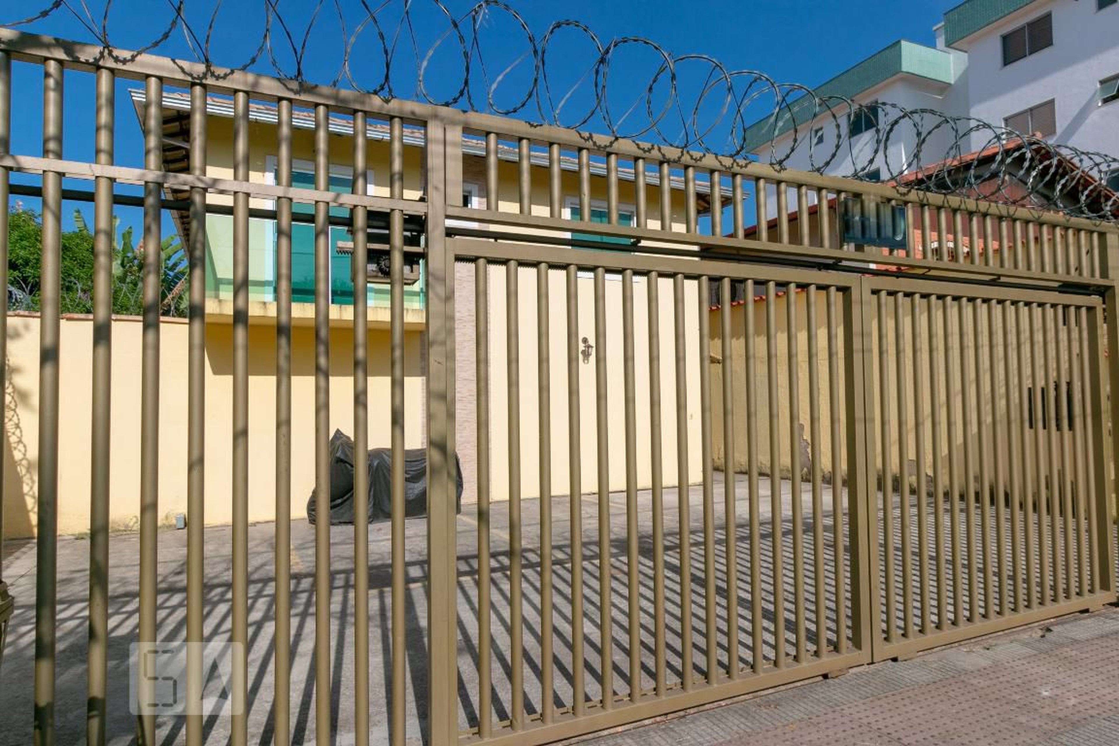 Fachada Condomínio em Rua Alberto de Oliveira, 353