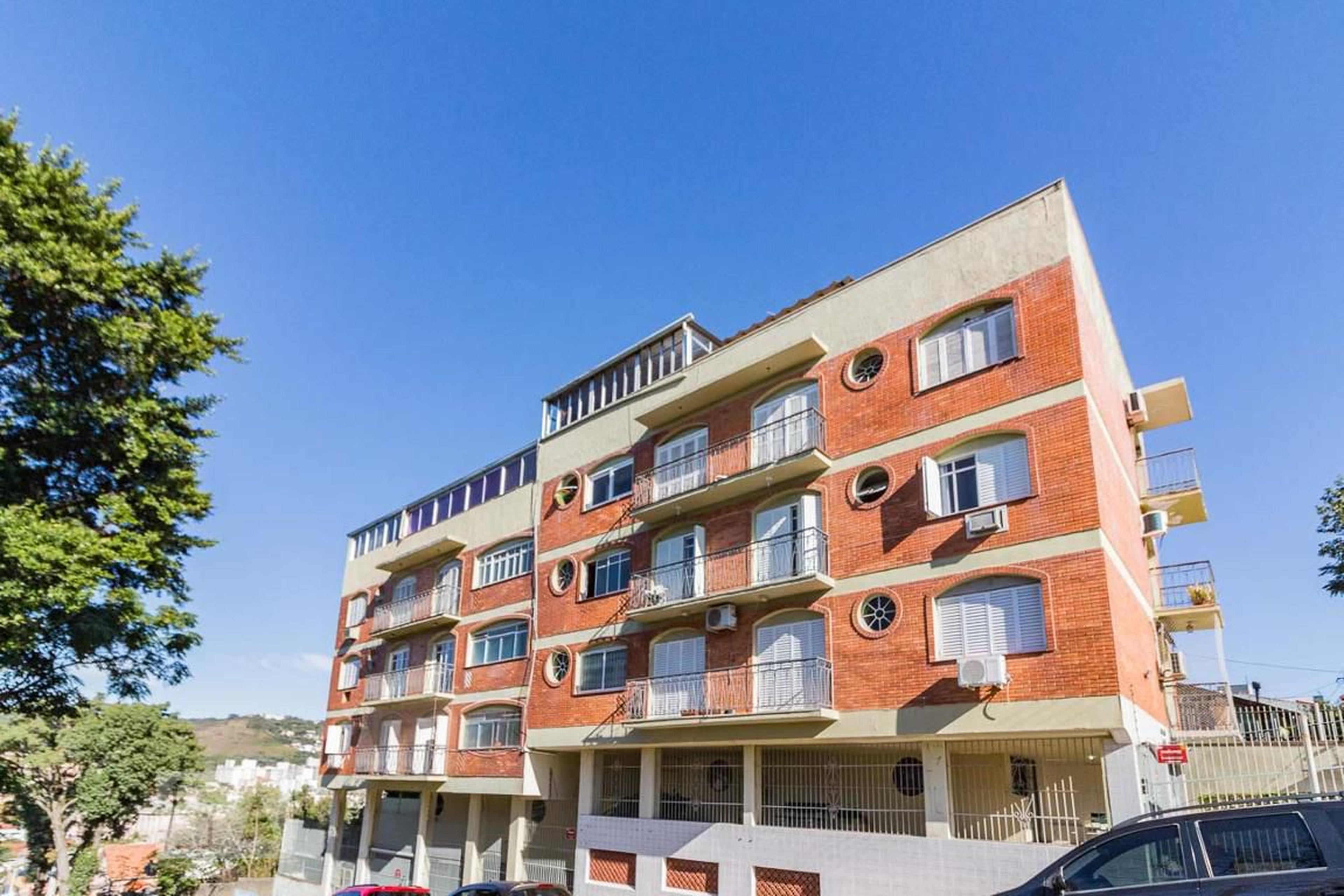 Fachada Condomínio em Rua Antônio Divan, 401